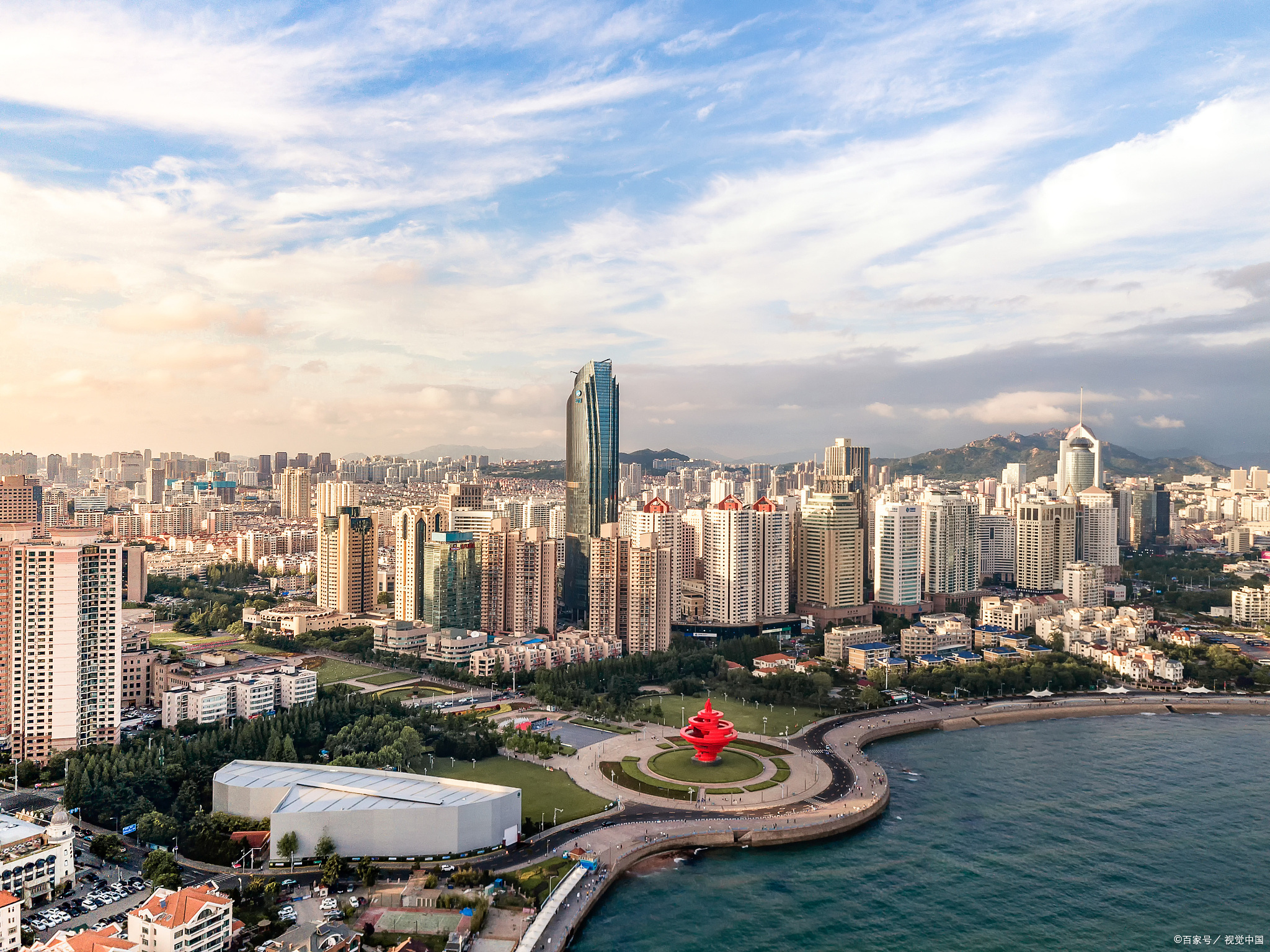 奔赴春天的旅行# 春日的青岛,五四广场成为了市民和游客踏青的理想之