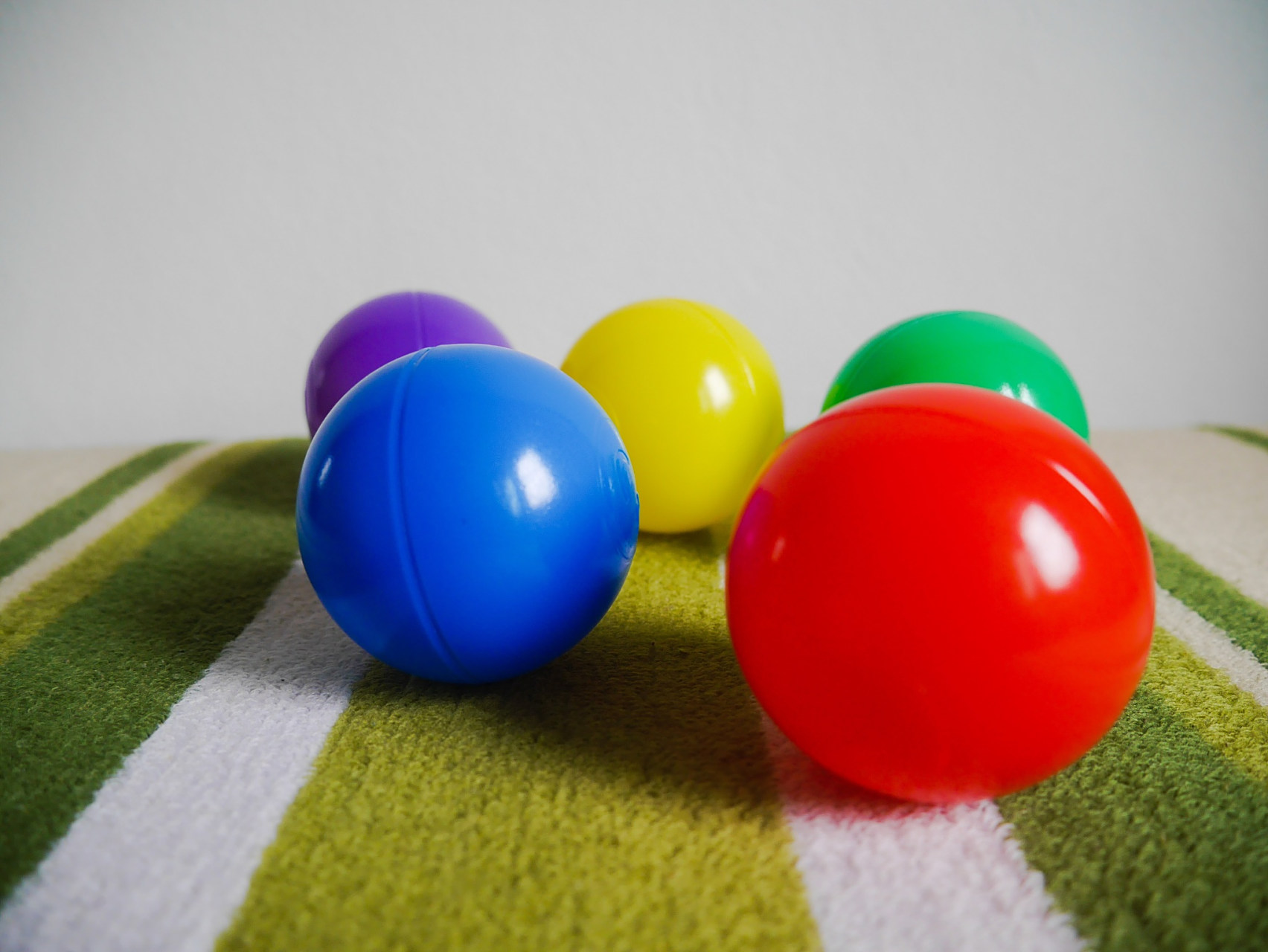 弹力球是一种简易又有趣的健身器材,可以用来做各种动作,有效地锻炼