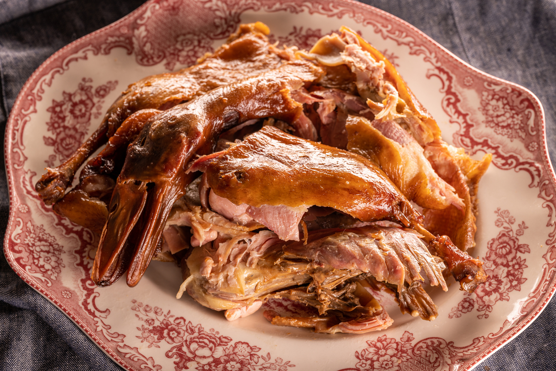 大家好,欢迎来到农村美食课堂,今天教大家香辣可口的麻椒鸭家庭做法