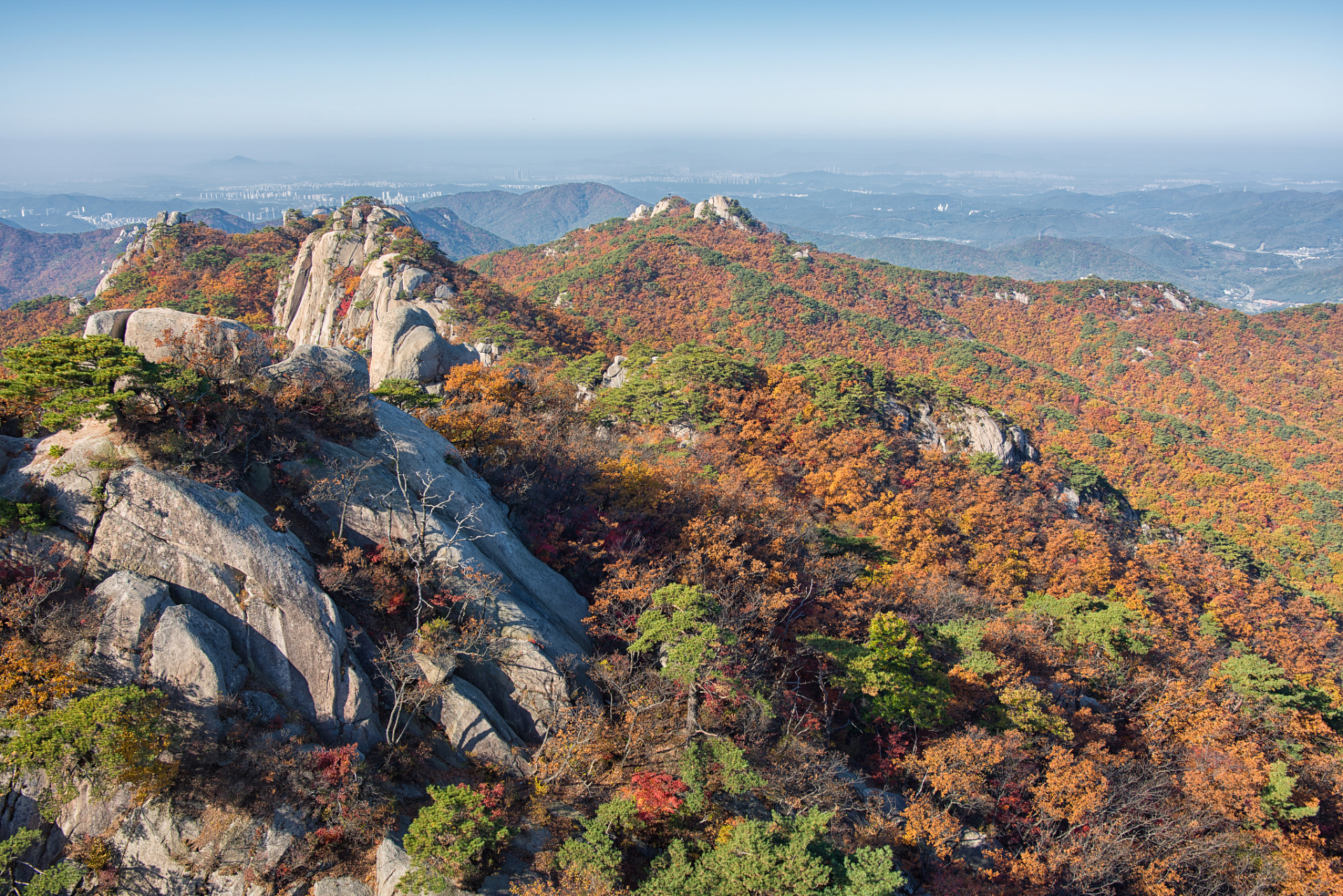 驻足在胶南大珠山不同的角度可以欣赏到不同的风光,从秀丽的山峰上