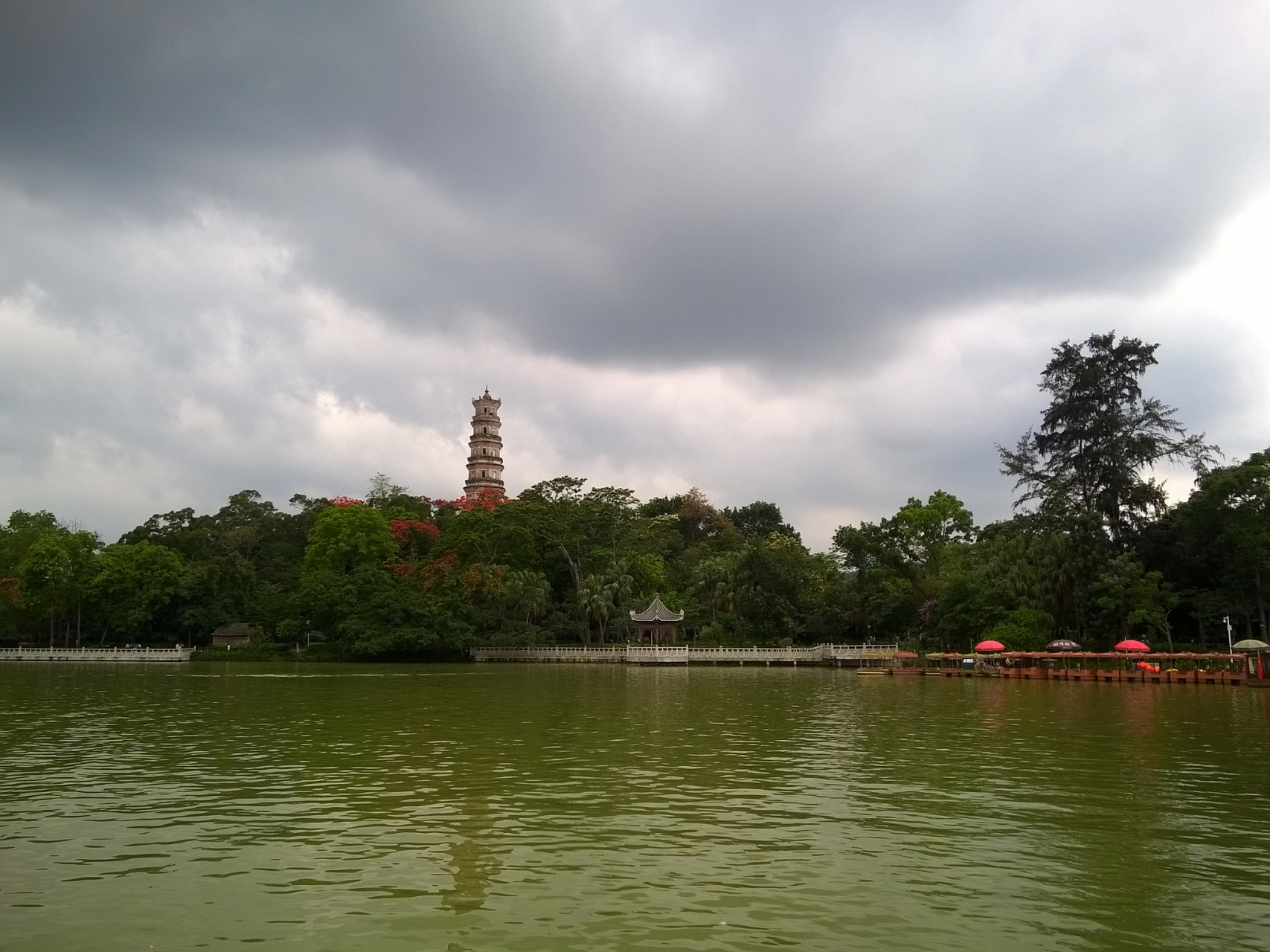 惠州西湖以"五湖六桥八景"为景观特色,其中的平湖是这一地区的核心