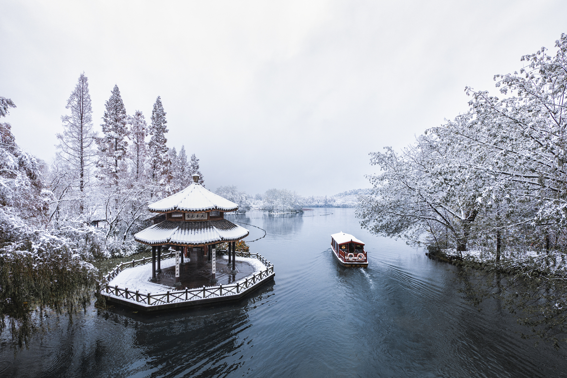 西湖,断桥残雪的梦中之城 西湖,这个被誉为"人间天堂"的地方,总是让