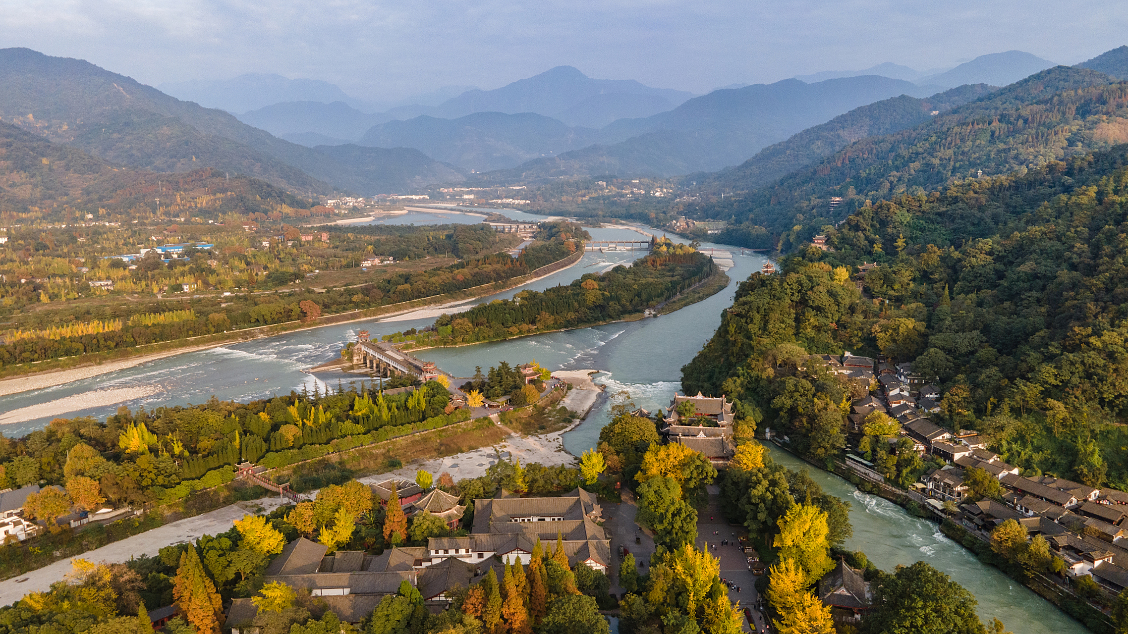 都江堰是成都平原的守护者,也是世界文化遗产的瑰宝.