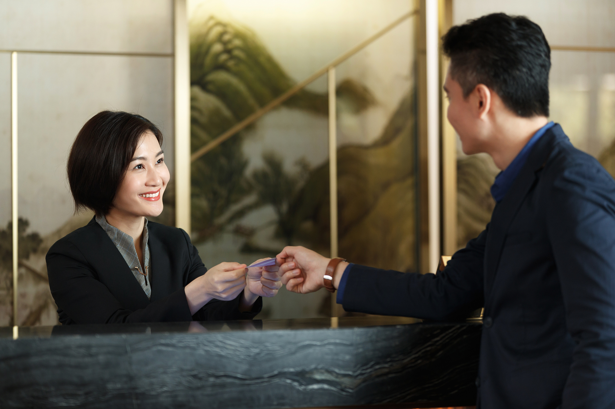 酒店设施齐全,服务标准化,适合商务和旅游度假;民宿规模小,提供家庭化