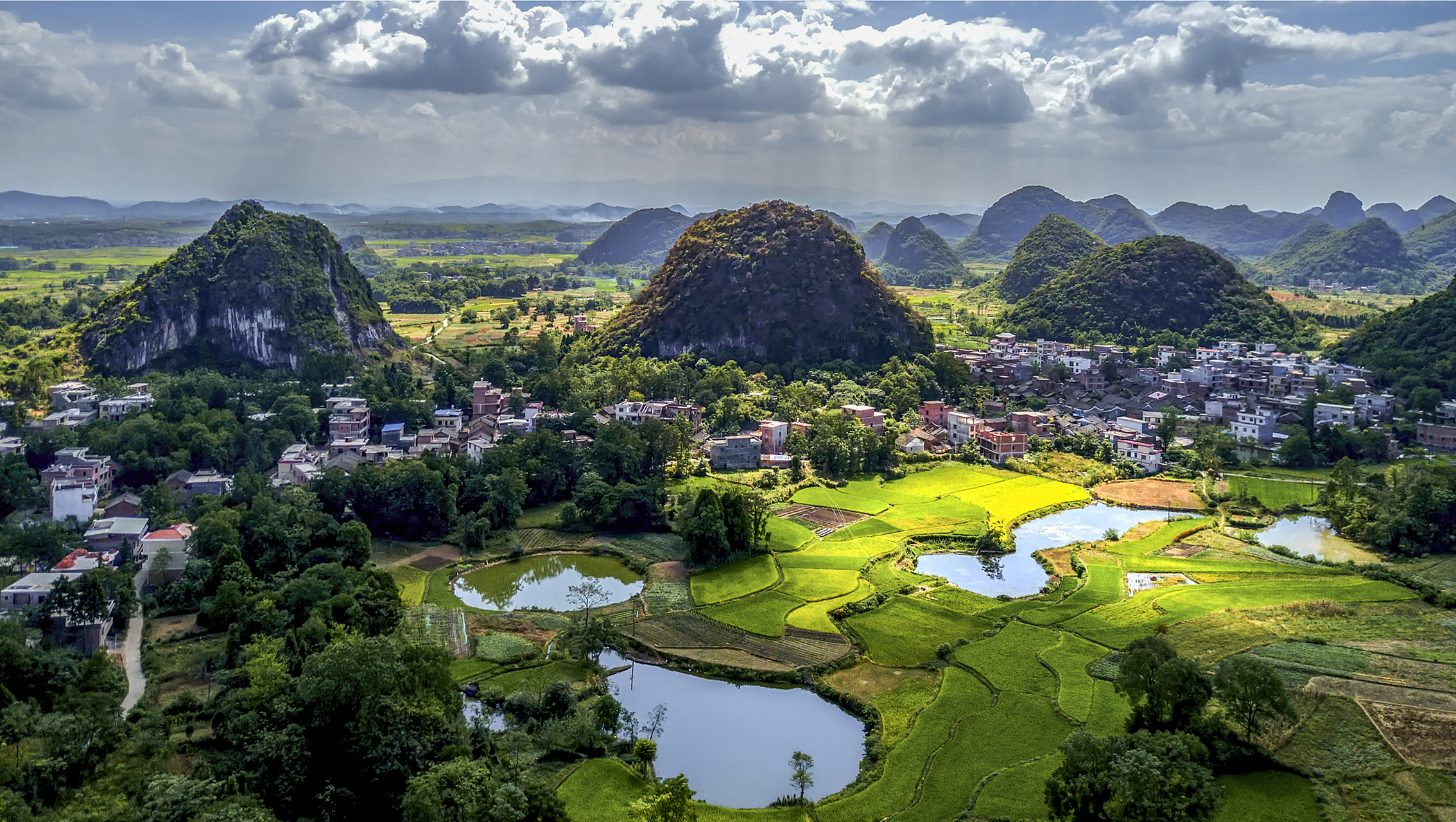 坝美村位于云南省文山州广南县北部八达乡和阿科乡交界处,村子四面