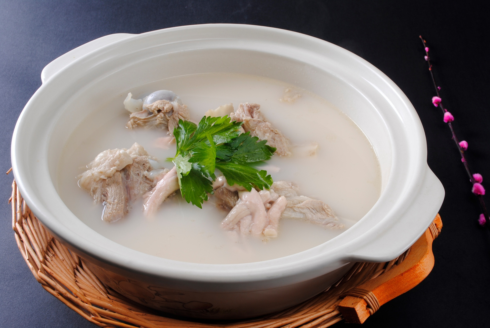 猪排骨清水浸泡30分钟去血水备用.2.