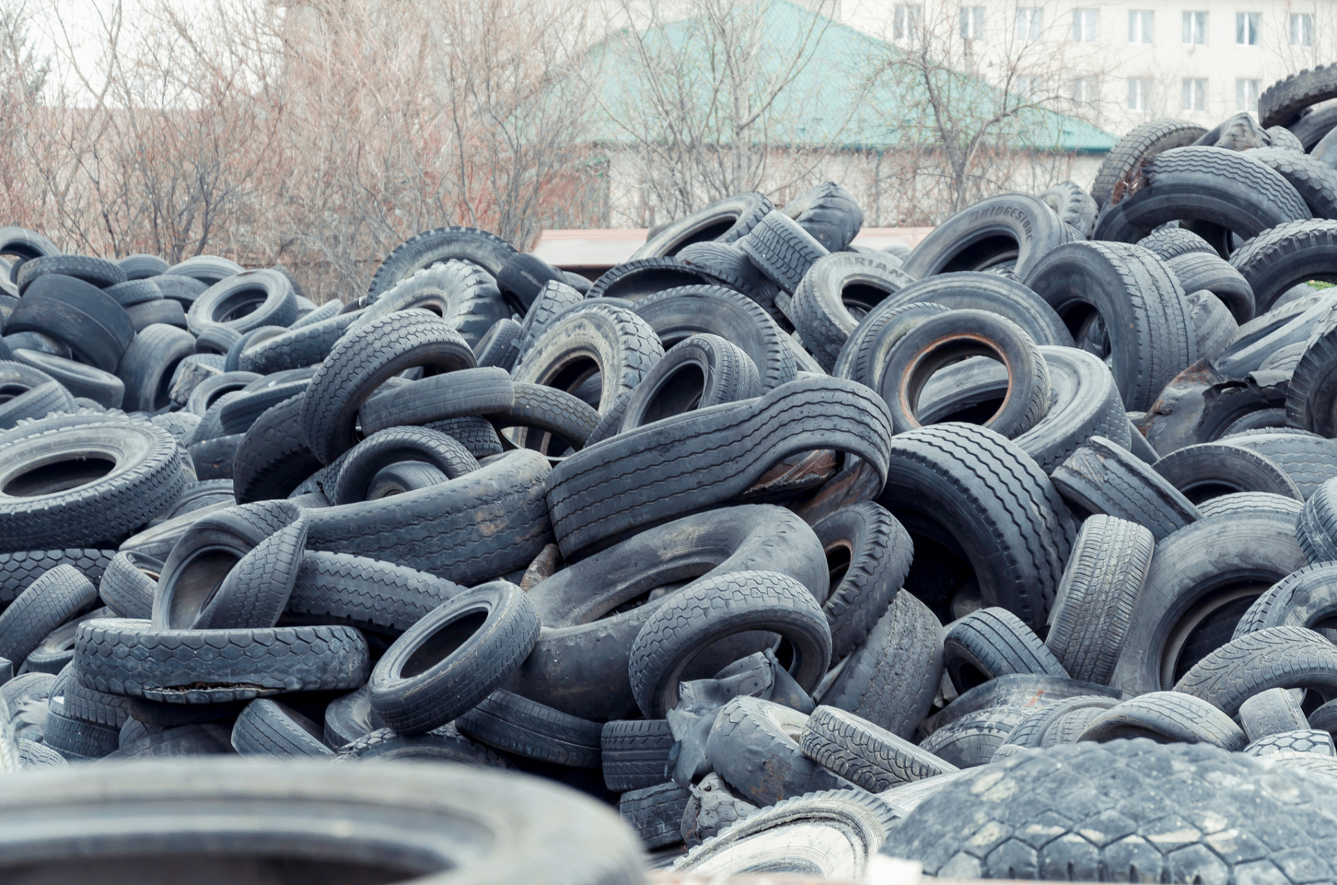 轮胎粉碎机多少钱一套# 把废旧轮胎做更好的二次循环再生利用,做废旧