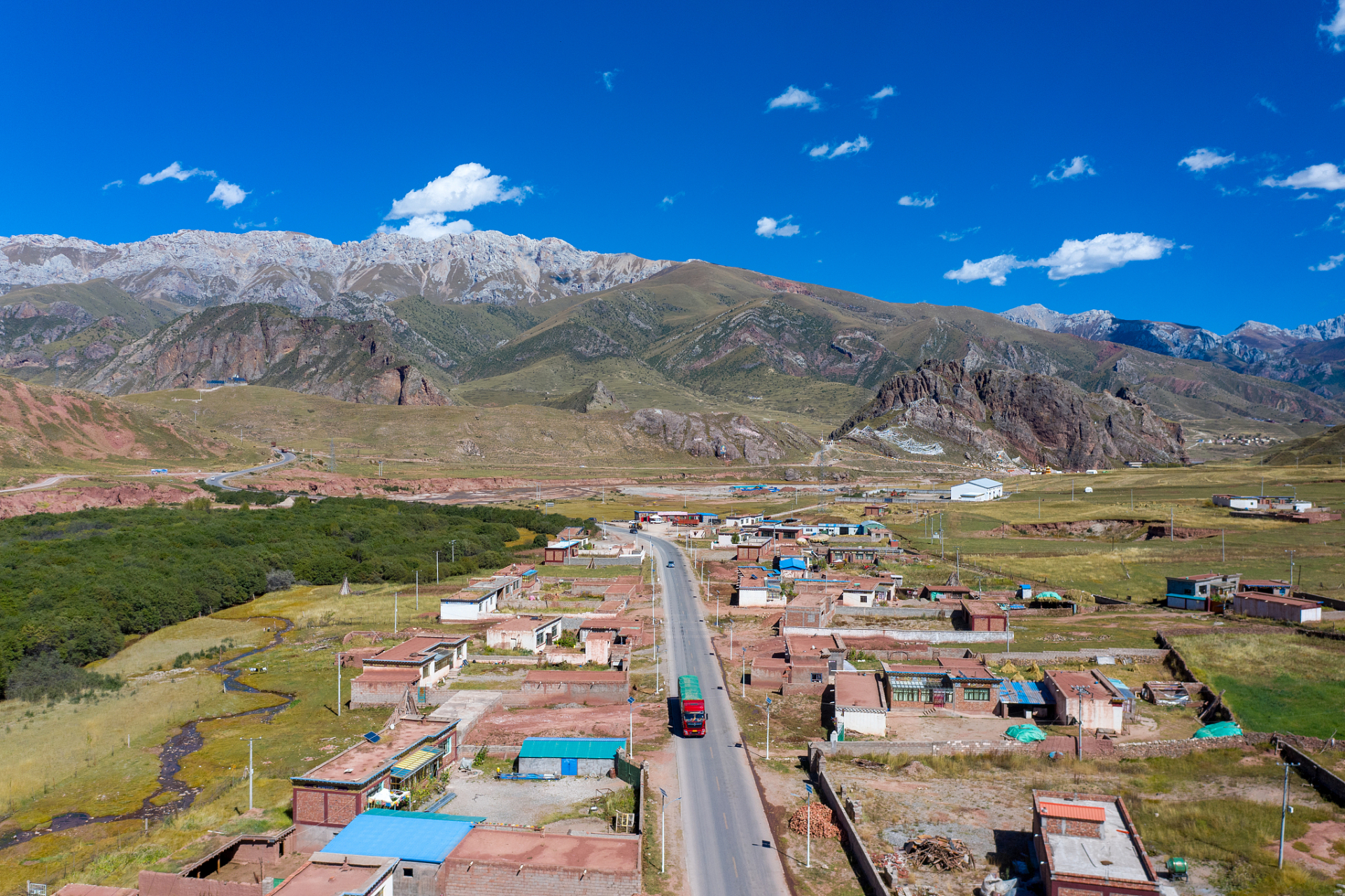 那曲镇,藏北旅游区之一,青藏公路的必经之路,每年8月的赛马节更是吸引