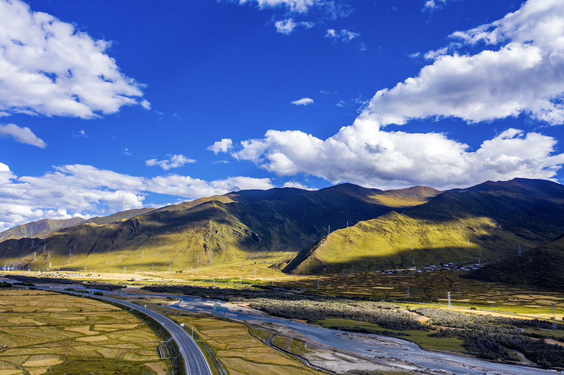 川西藏区充满神秘和神奇,您可以领略到高原上的宽广和壮丽.