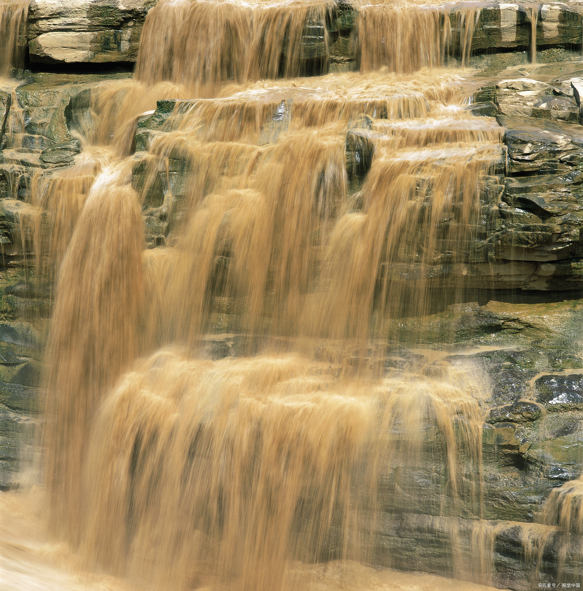 陕西壶口瀑布,黄河奔流的壮观景象  这里是陕西壶口瀑布,位于黄河上游