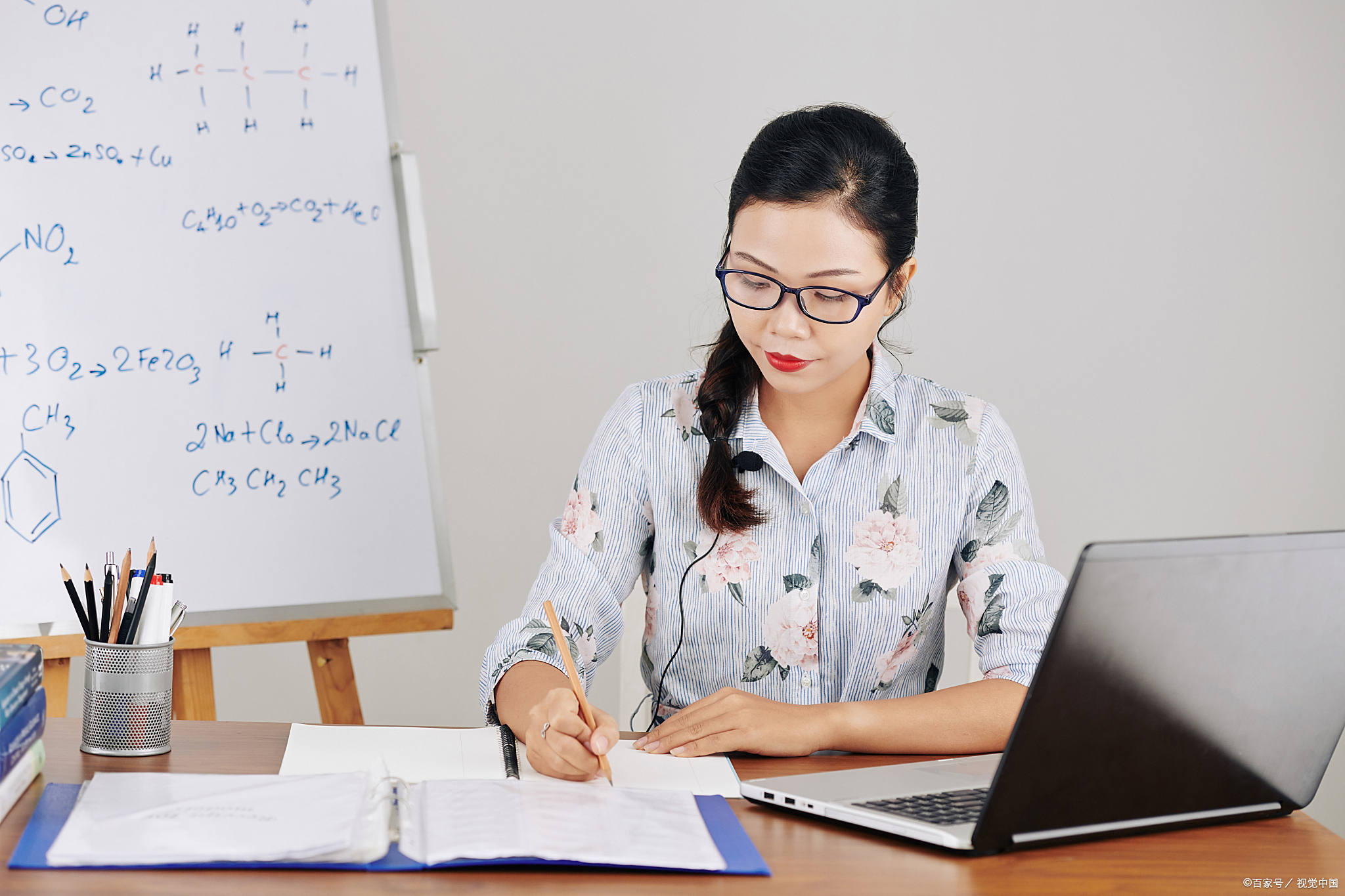 高中英语教师工作(高中英语教师工作总结德能勤绩廉)  第1张