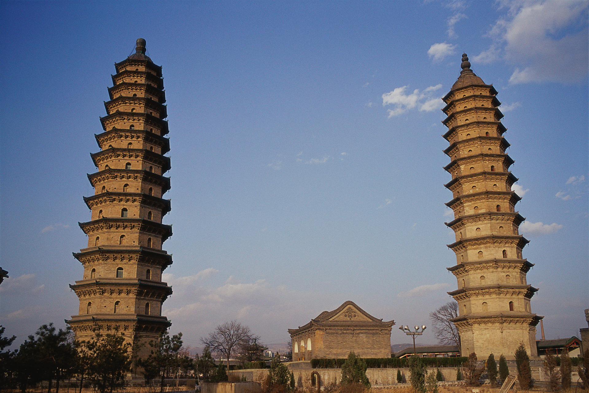 青塔寺塔位于锦州市义县,建于辽乾统三年(公元1103年),后于清乾隆三十