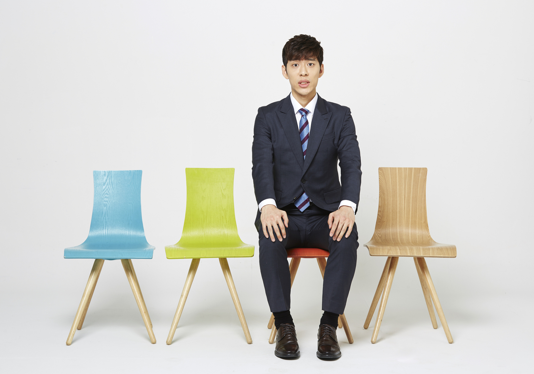 保持正确的坐姿:保持直立的坐姿,让臀部和背部紧贴着坐椅背部,尽量