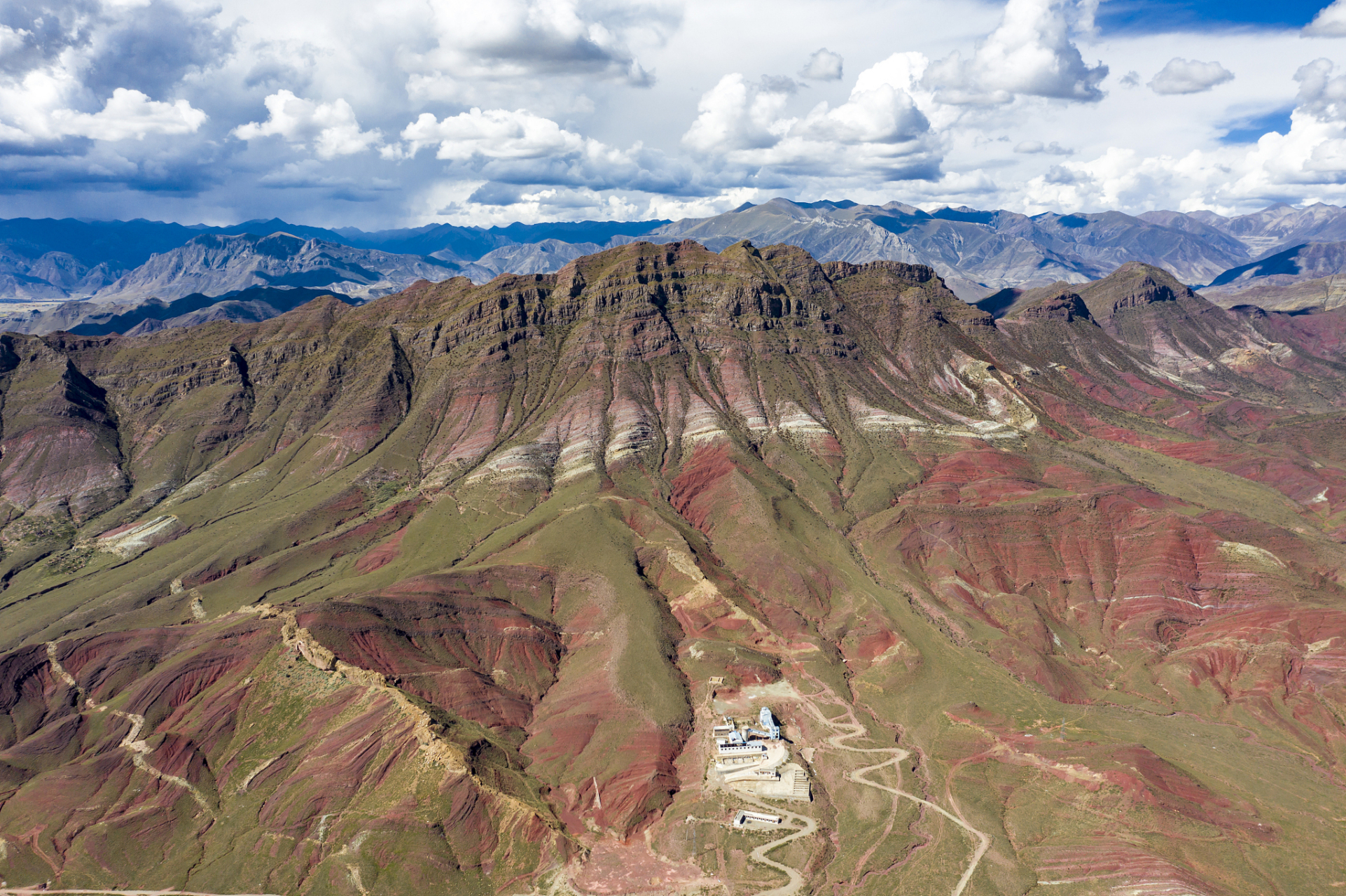西吉月亮山美景如画,山峦叠嶂,绿树成荫,田野广袤,村庄宁静.