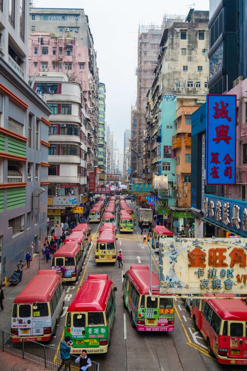 旺角位于香港九龙中部,是一个著名的旅游和购物热点.