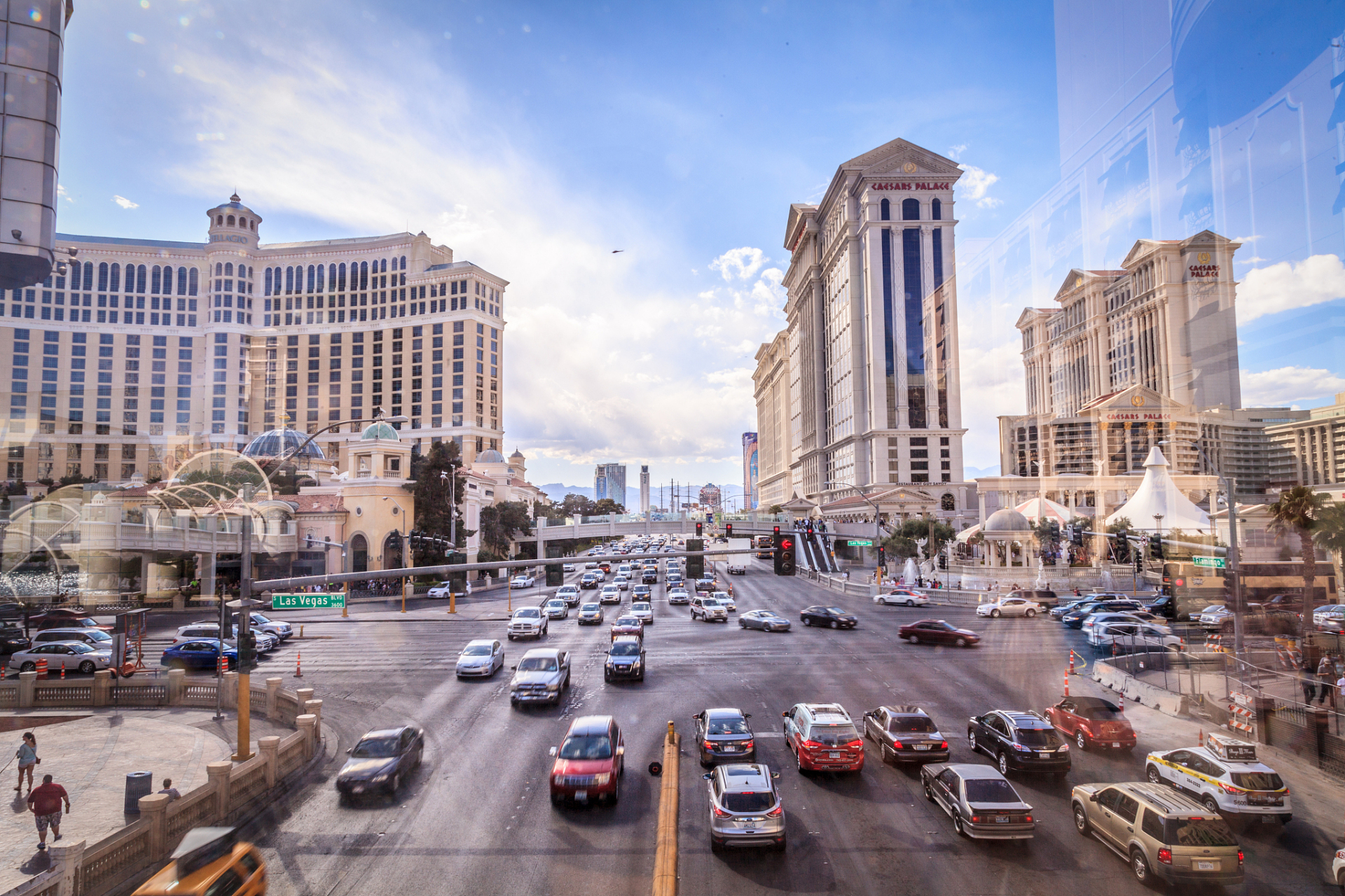 拉斯维加斯  这座沙漠中闪闪发光的灯光之城拥有独特的魅力,几十年来