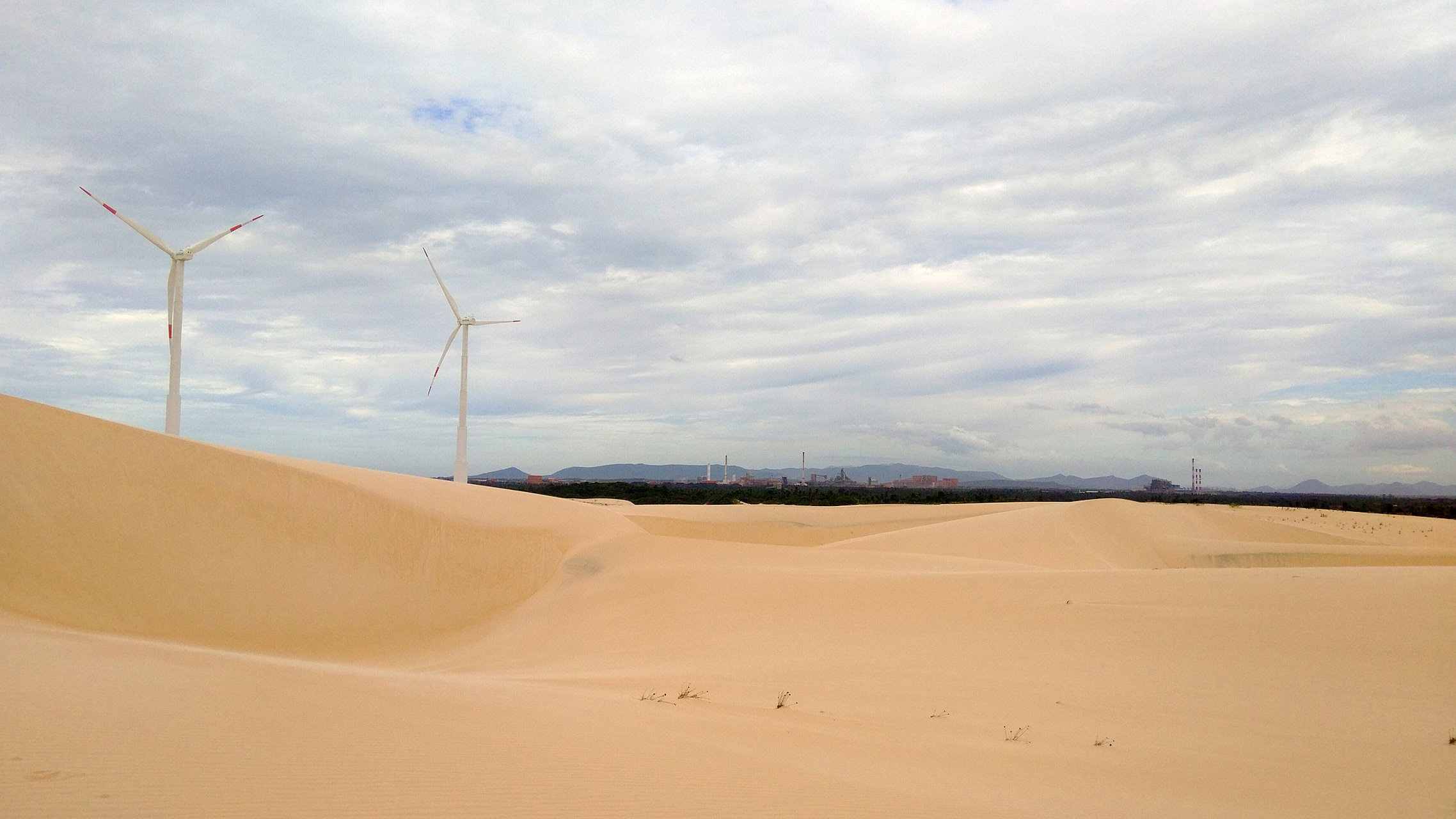 厚田沙漠是中国西北地区著名的沙漠景区,游客可以体验沙漠探险,露营