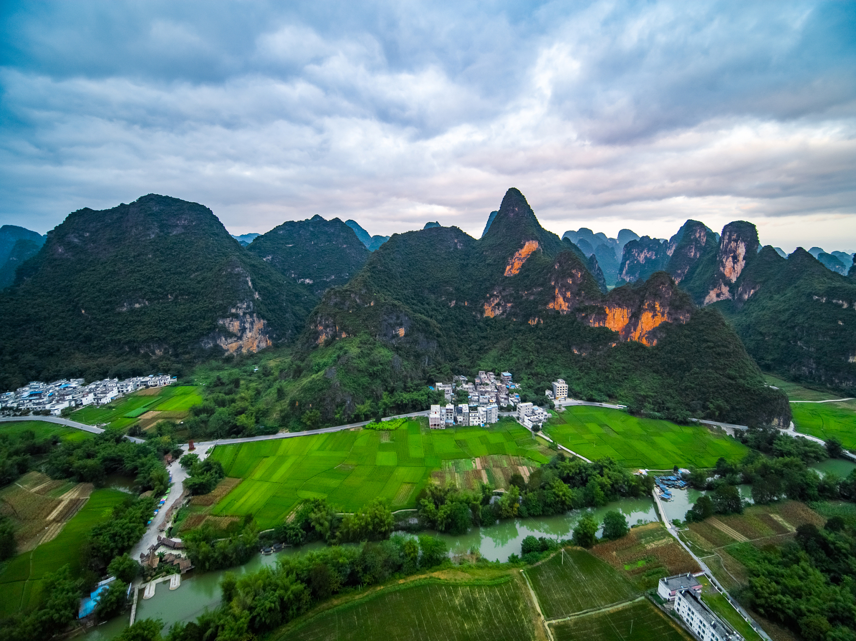 贵州十里画廊,又名青龙河十里画廊,风光旖旎,水清岸绿,美不胜收.
