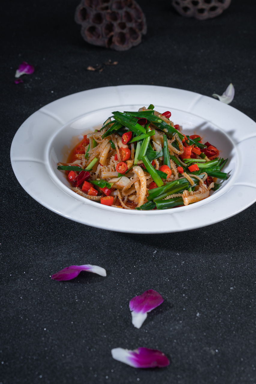 四川自贡菜"桥头三嫩"的来历:  "桥头三嫩"是四川省自贡市贡井区桥头