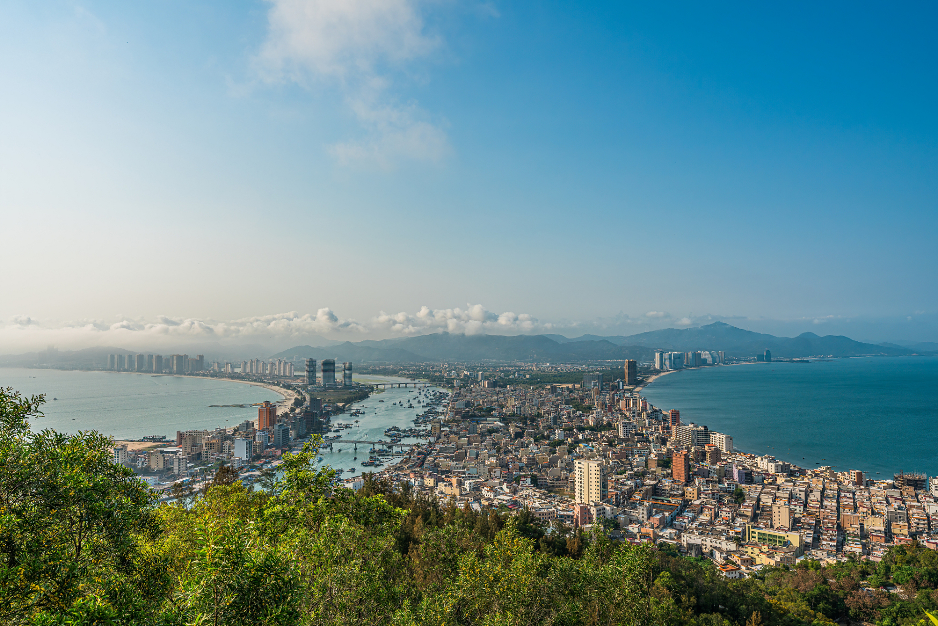 双月湾,广东惠东县港口镇的自然奇景,两个月牙形海湾如同背对背的新月