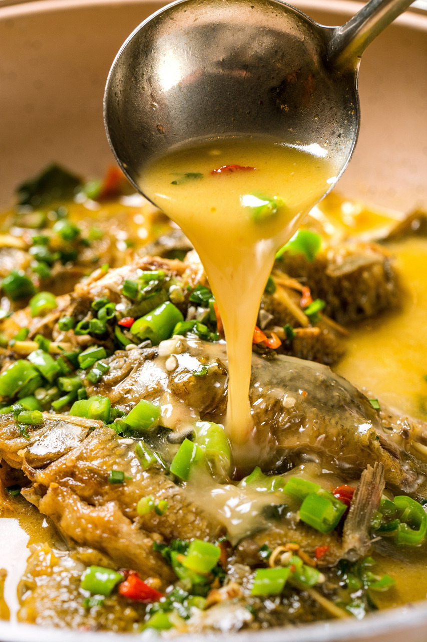 口味重的桂林人做禾花鱼,常会将鱼油煎后,放入桂林特色的酸辣配料炖来