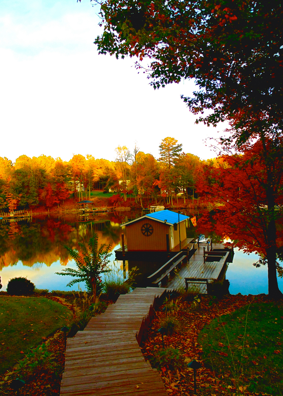 重庆有许多湖泊和水库,如洪崖洞旁的湖泊,南山风景区的镜湖,磁器口的