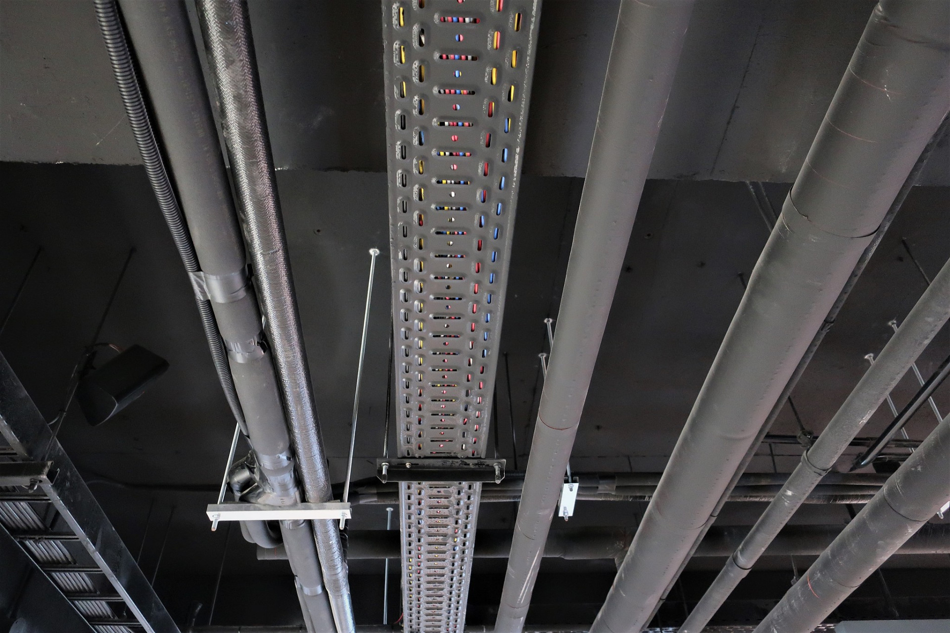 山西电缆桥架是一种用于敷设电缆的设备,它通过在电缆盘上增加支架和