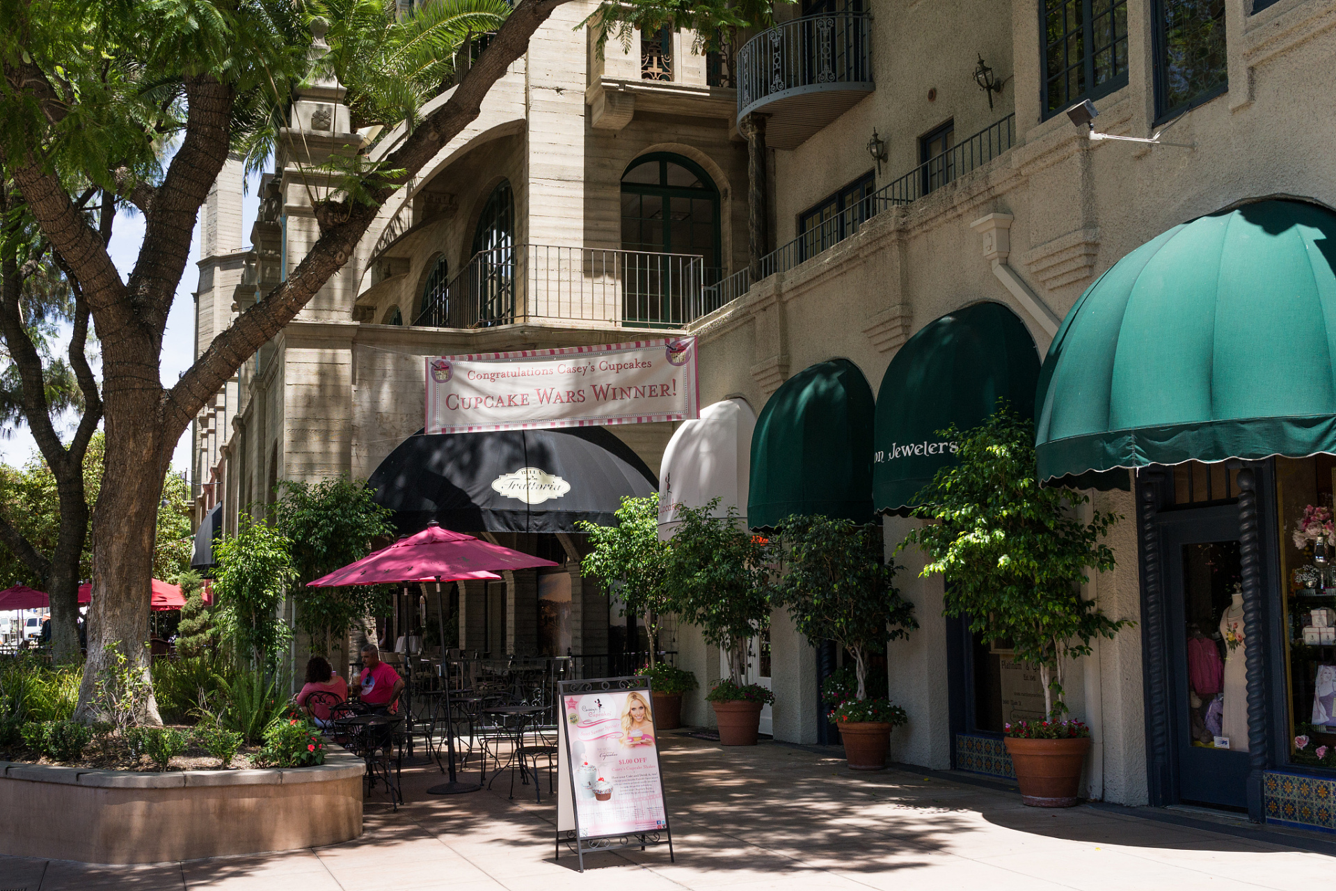 上海淮海坊,位于中国上海市中心,是一座闻名遐迩的历史风貌街区