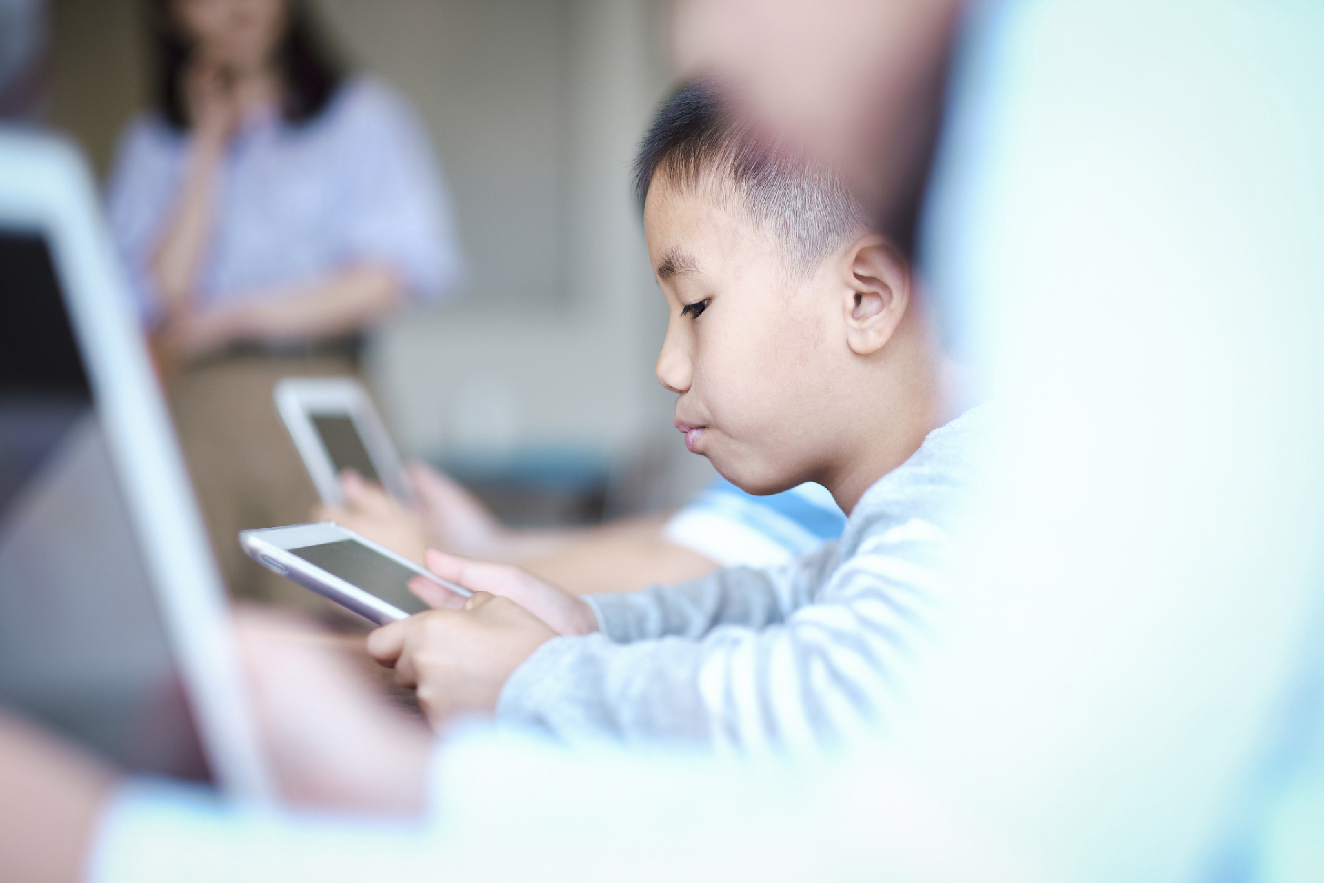 摘要:家长应作为孩子的"互联网守门员",加强互联网教育,制定明确规则