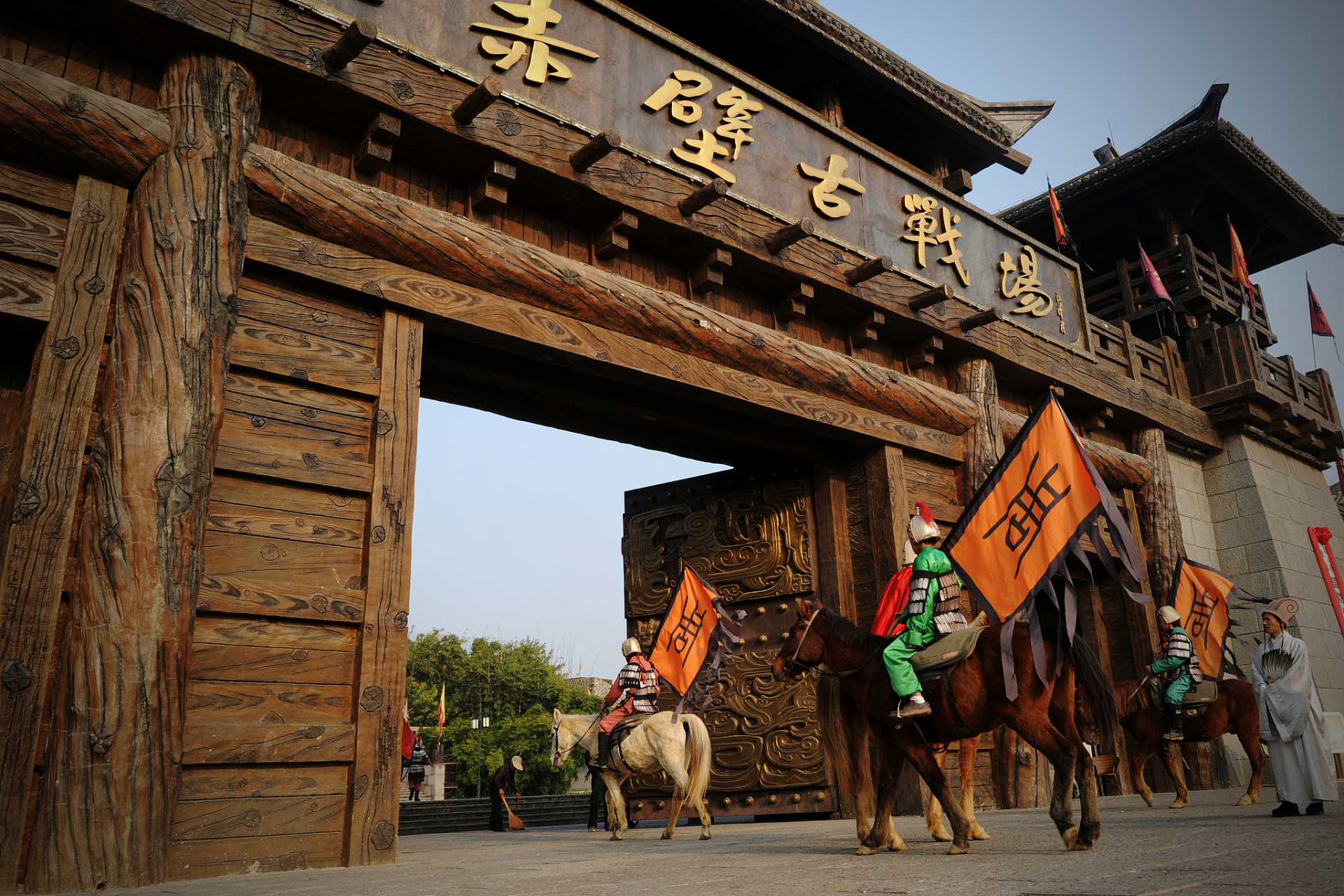 三国城,水浒城 "暗淡了刀光剑影,远去了鼓角争鸣"是对那个遥远的,群雄