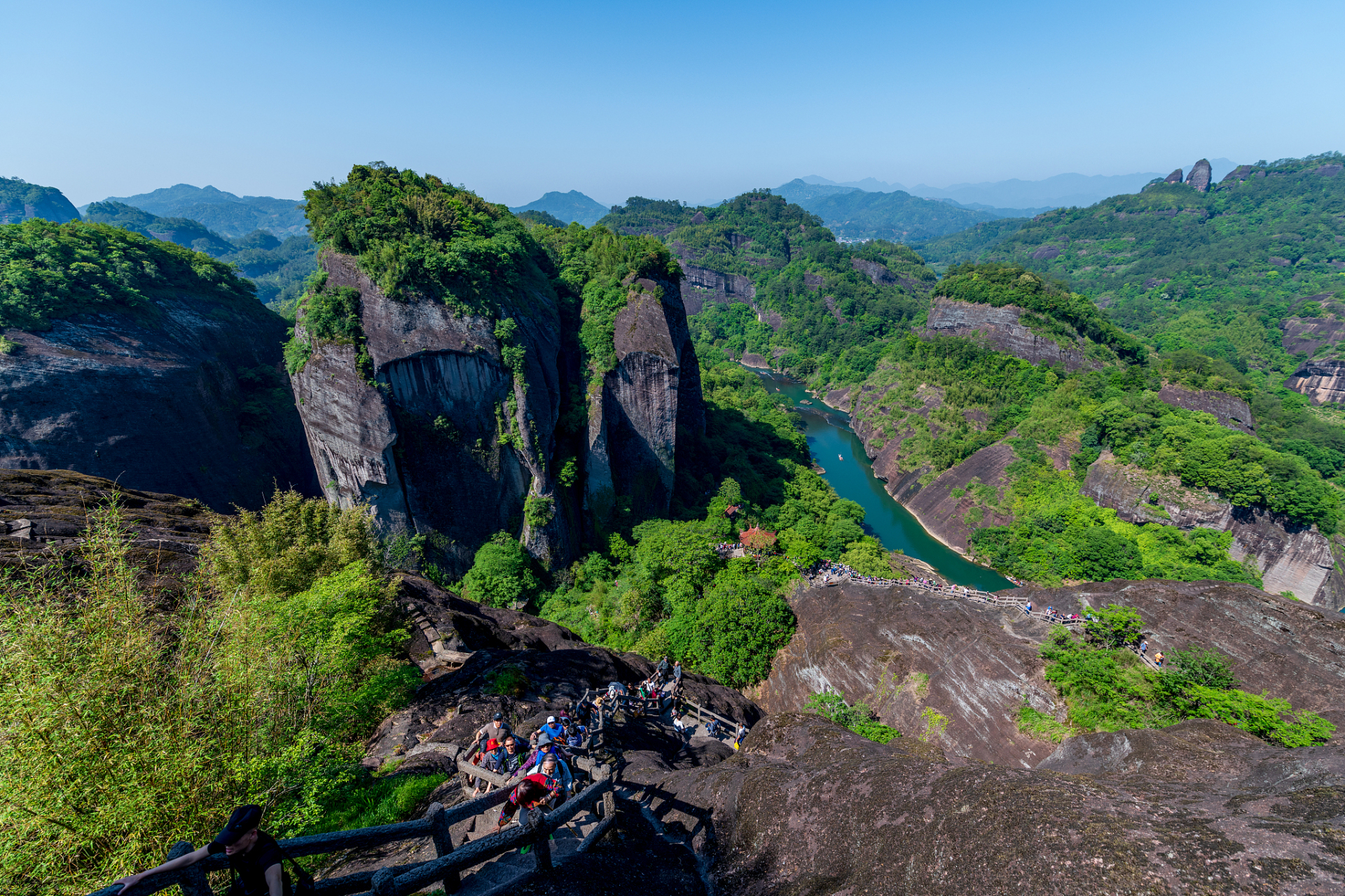 武夷山:武夷山位于福建省武夷山市,是一个风景秀丽的自然保护区.