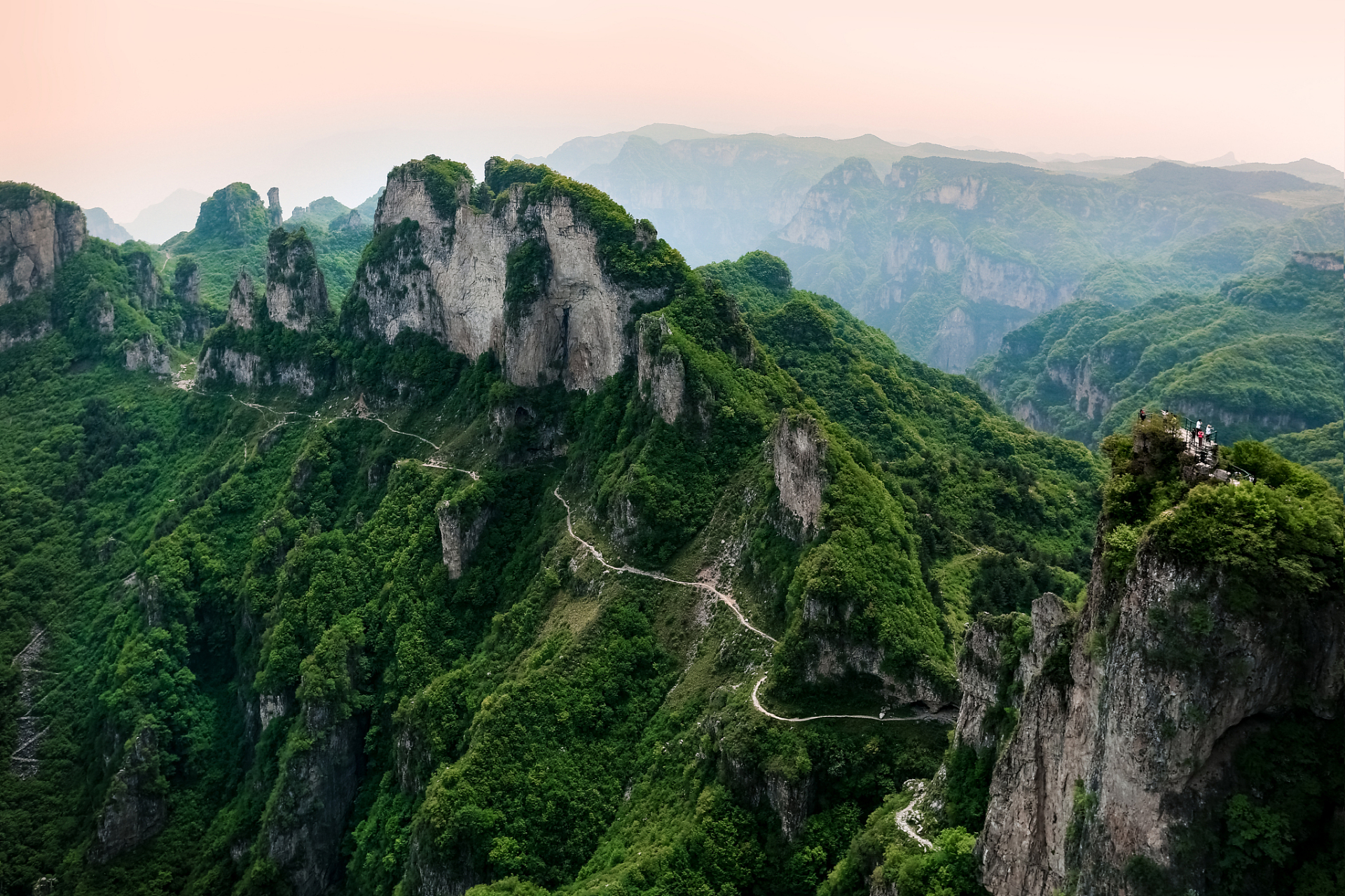 王莽岭风景区,位于山西省晋城市陵川县古郊乡境内,因西汉王莽赶刘秀到