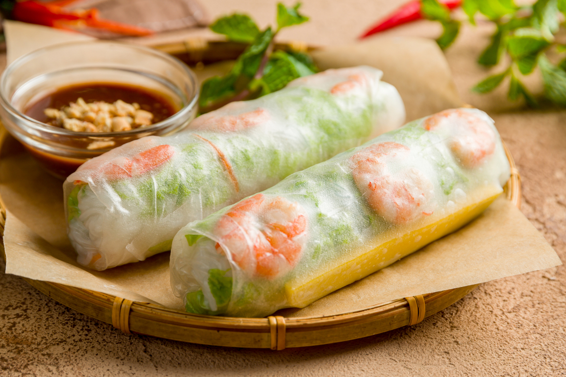 10 - 鲜虾春卷】清脆的蔬菜,鲜美的虾仁,独特的蘸酱,立夏美食之鲜虾