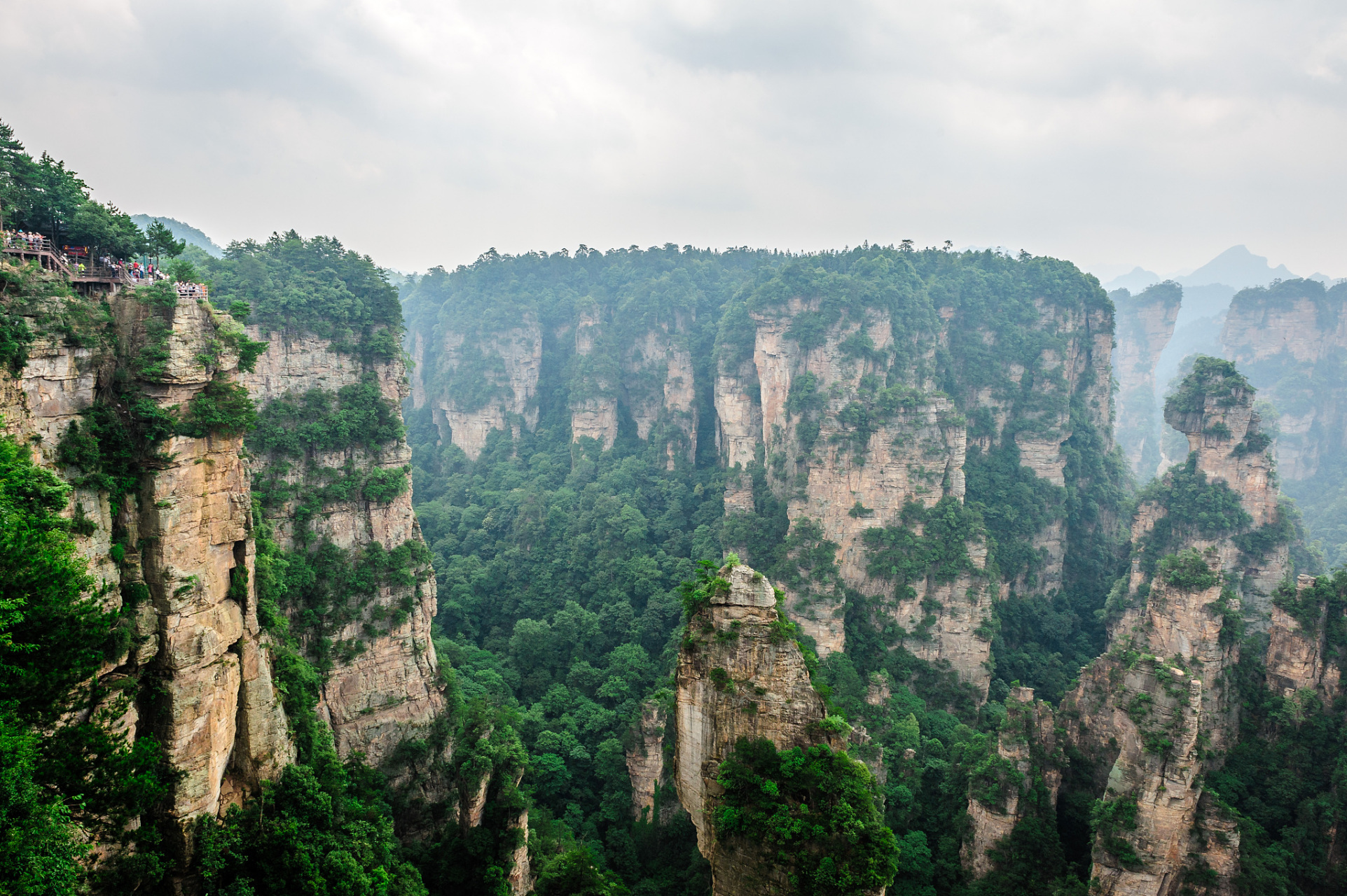 天门山寺位于湖南张家界,自然风光壮丽,山峰陡峭,溶洞飞瀑,冬日雪景美