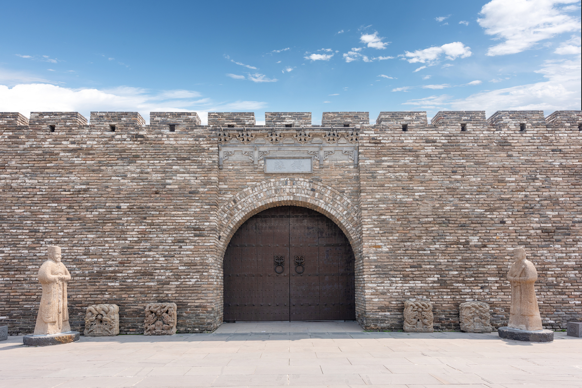 春风里的历史回响:太原古城墙下的时光漫步 春游在春日的暖阳下,太原