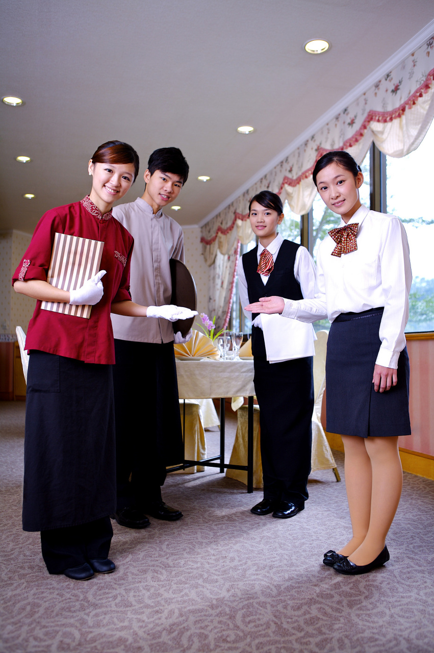 上个星期我遇到了做服务员的前妻,于是拿出一辆奔驰车的钥匙,证明我