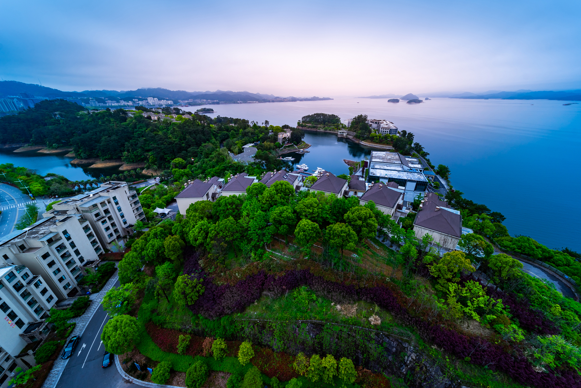 千岛湖东南湖区如一幅宛如仙境的画卷,包含黄山尖,天池岛,桂花岛三座