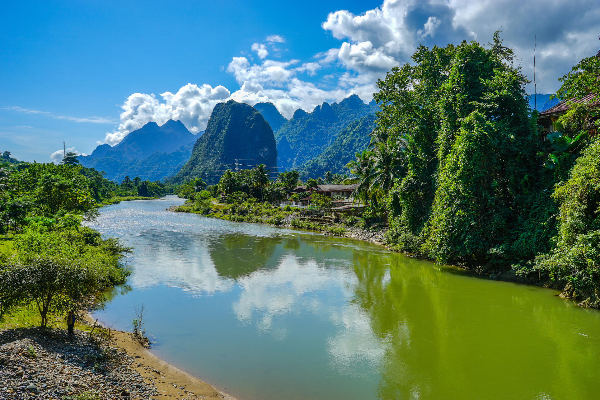 坝美村位于云南省文山州广南县北部八达乡和阿科乡交界处,村子四面