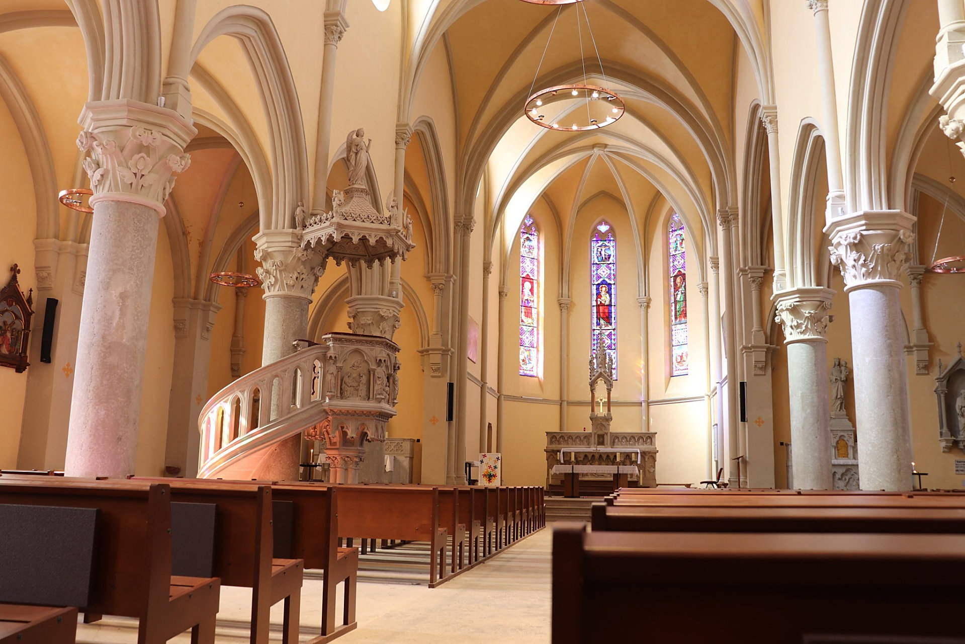 哈利路亚教堂是东北地区最大的基督教活动场所,典型的哥特式建筑,气势