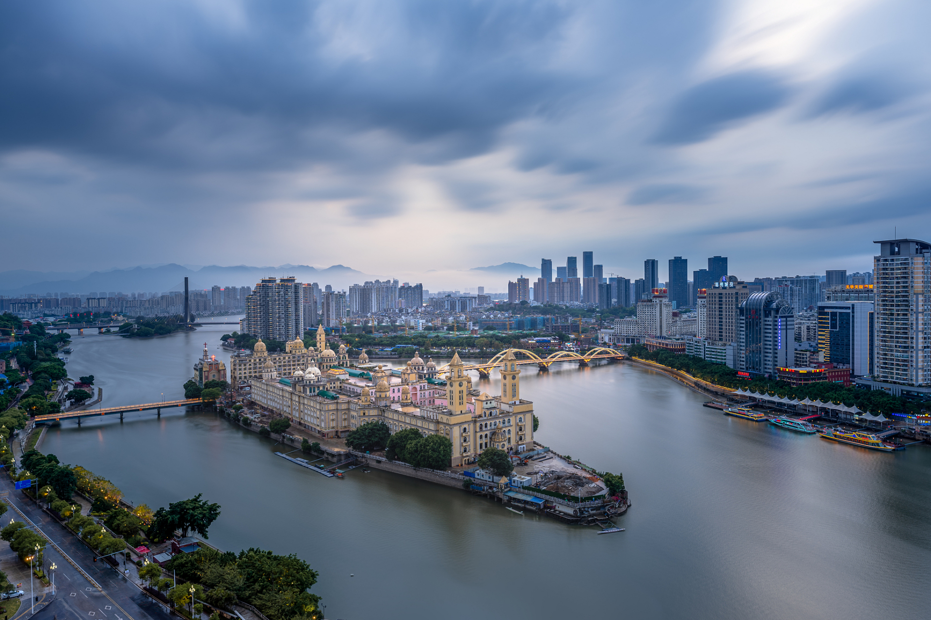 福州闽江夜游:灯火辉煌映江面的梦幻之旅  91 每当夜幕降临,福州的