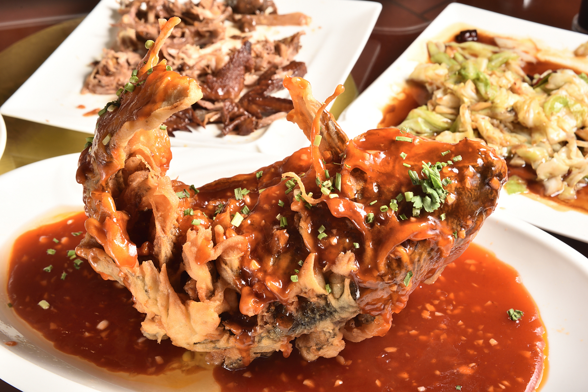 糖醋鲤鱼是一道经典的中式菜肴,下面是一种常见的糖醋鲤鱼做法:  所需