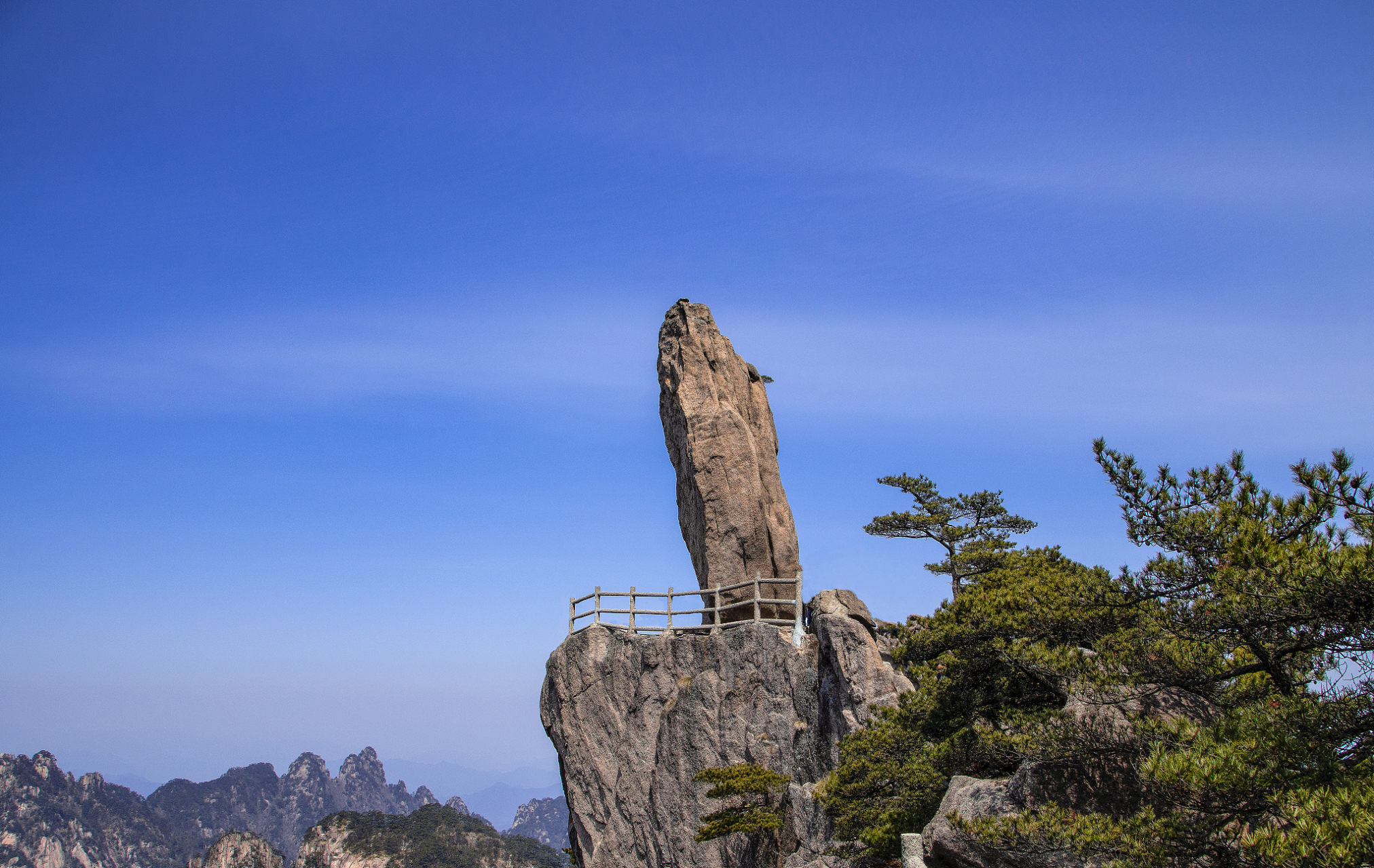 黄山以奇松,怪石,云海和温泉"四绝"闻名于世,尤其以奇松和温泉最为