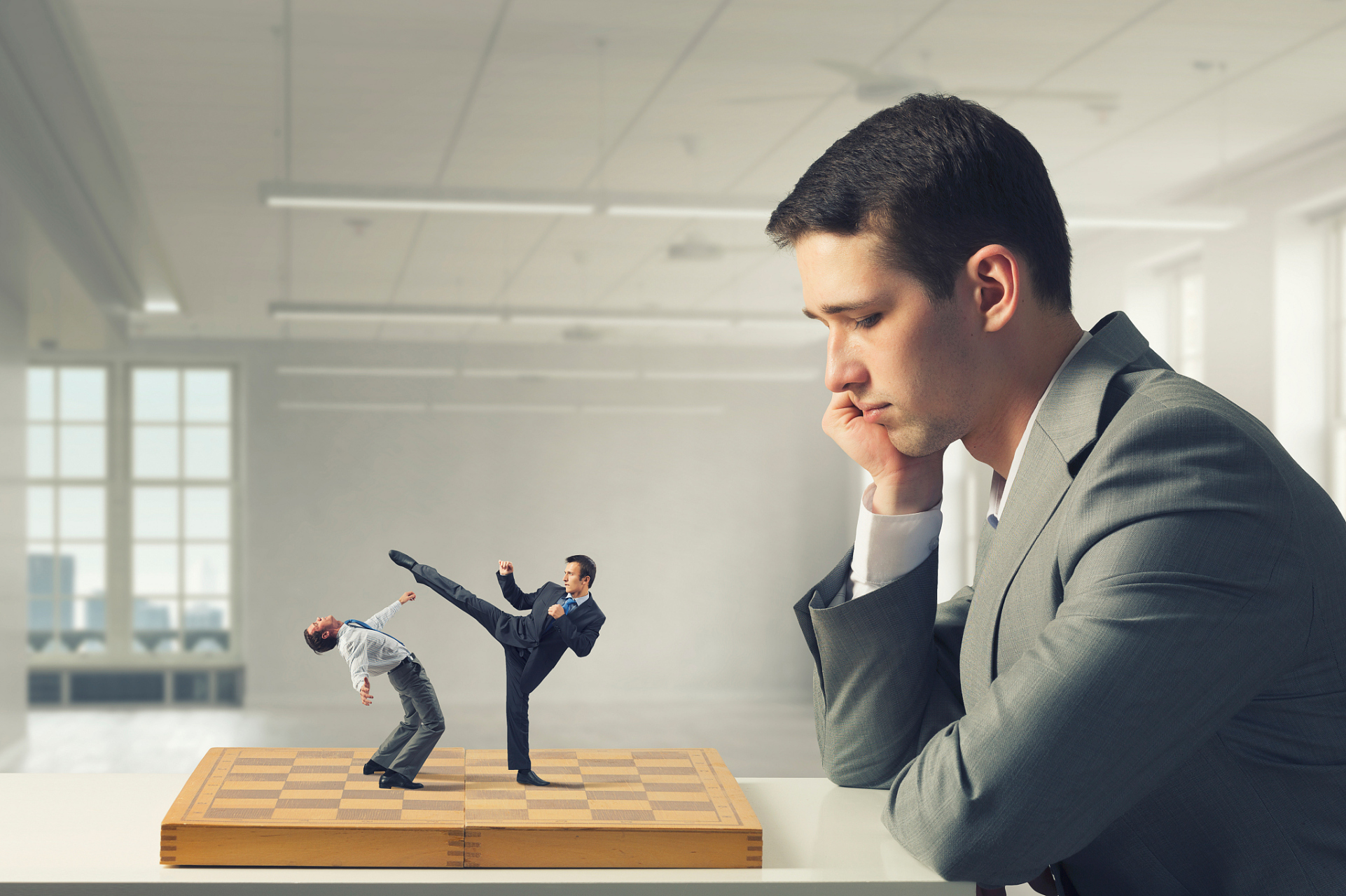 通过保持冷静,理性,克制情绪,以及善于管理压力,我们可以培养出稳重