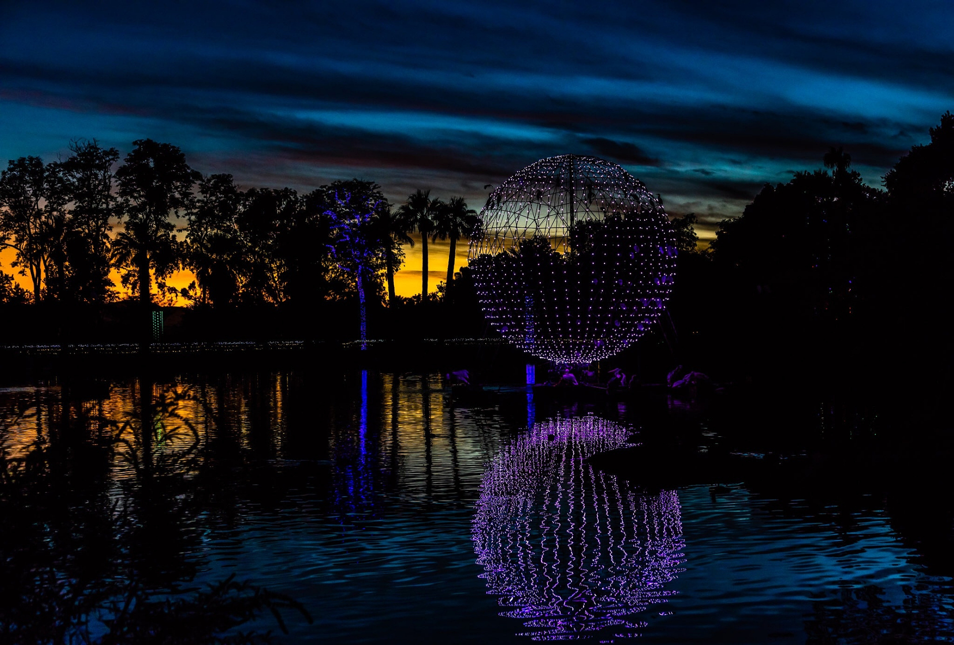 很多人在白天到成都双流区的麓湖游玩,但很少见过夜晚的麓湖.夜晚的麓