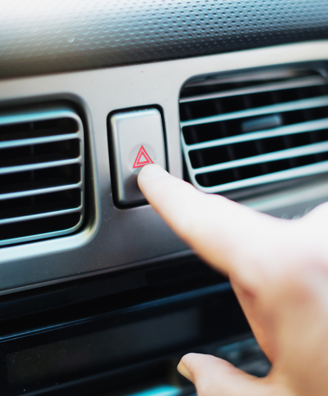 危险报警闪光灯是汽车上的重要安全设备,是一个红色三角形图标.