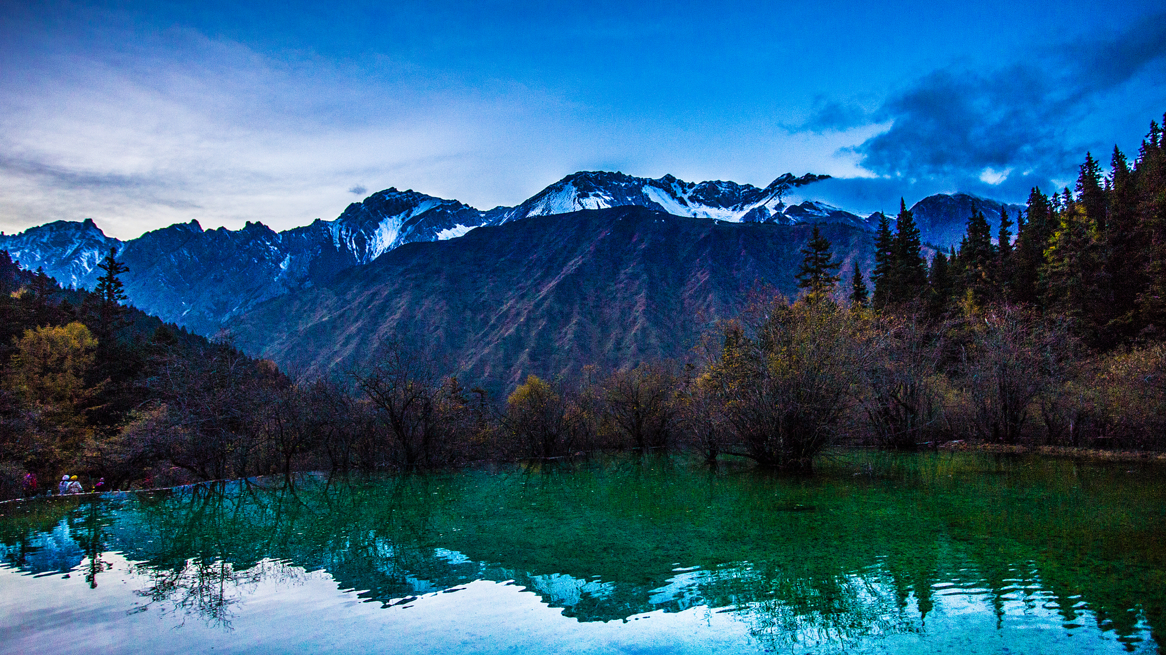 在秋日九寨沟这幅画卷中,最引人注目的便是那雄伟壮观的雪山.