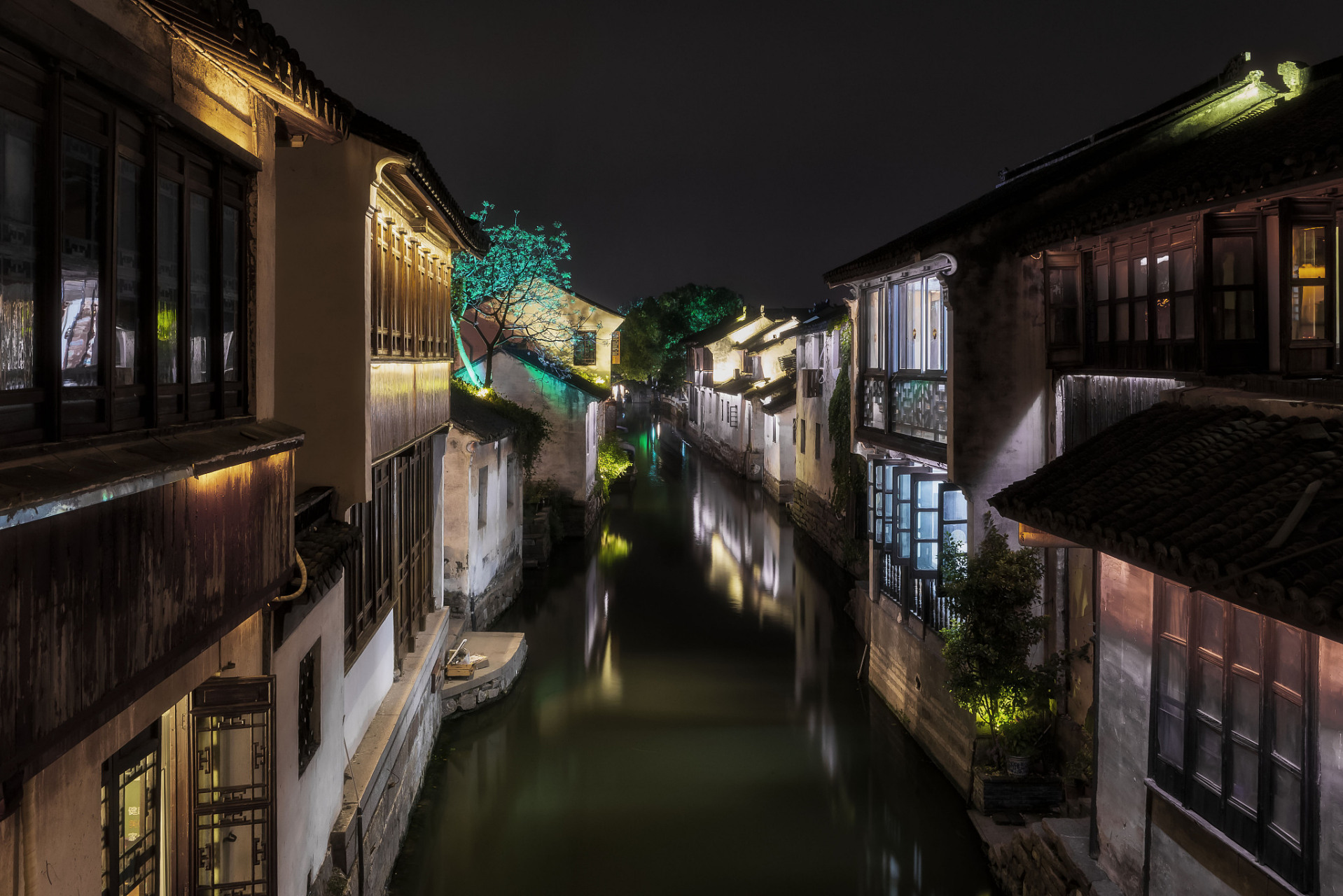 周庄,是一座历史悠久的水乡古镇,位于江苏省昆山市周庄镇,距离上海市