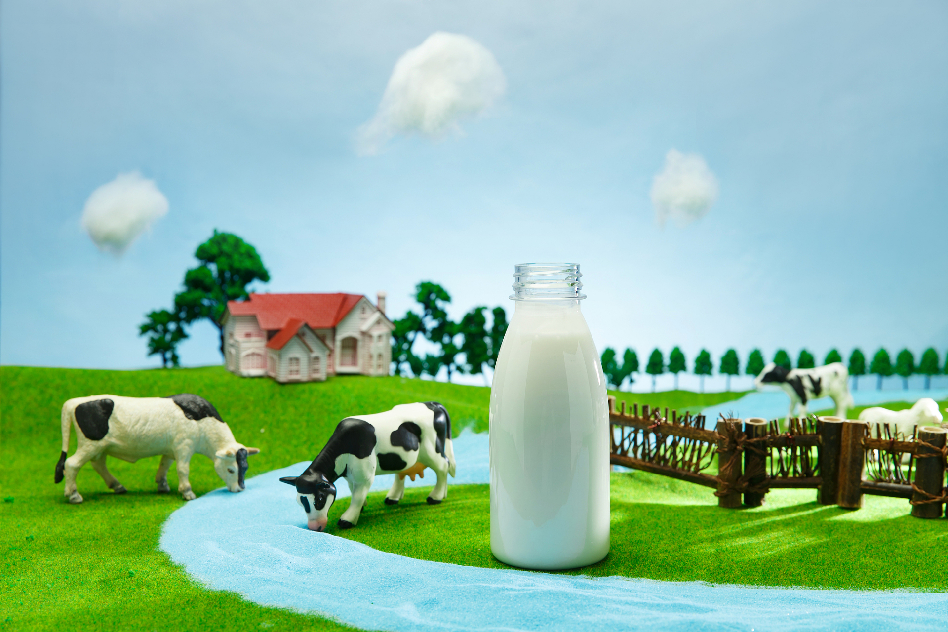 双峰鲜奶是一款口感鲜美,营养丰富,健康安全的饮品