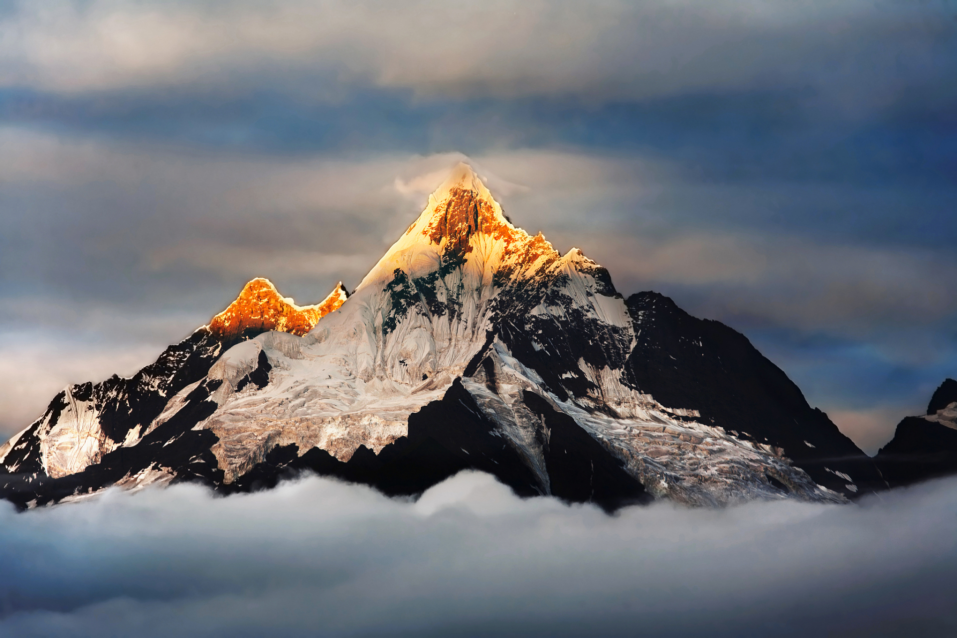 梅里雪山简介|梅里雪山,位于云南省迪庆藏族自治州德钦县境内.