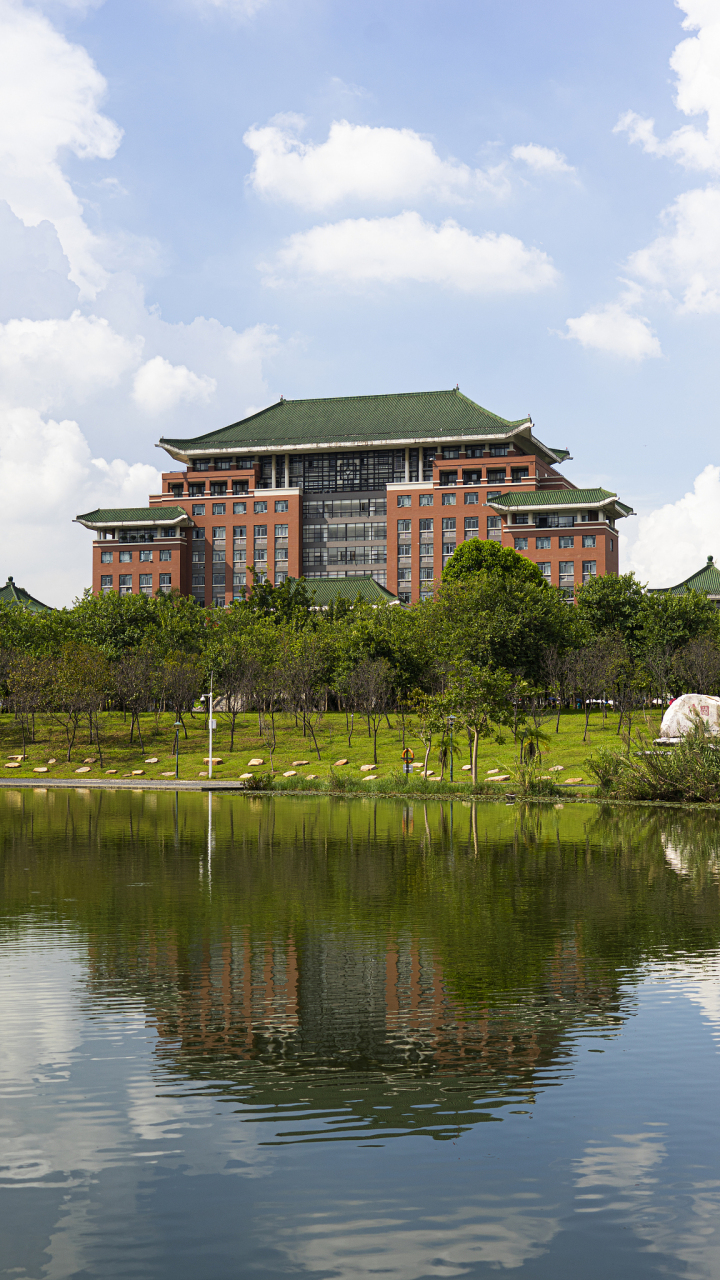 广西省大学人均经费前十名: 第 1 名:广西大学,人均经费约 18.